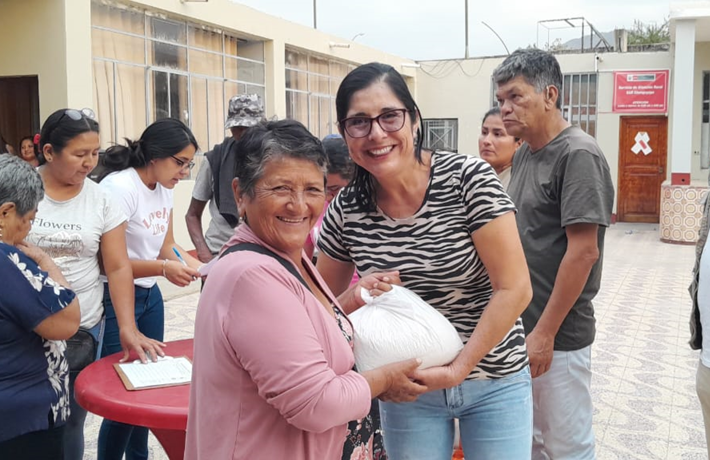 Archivo JPG de la donación de arroz al adulto mayor.