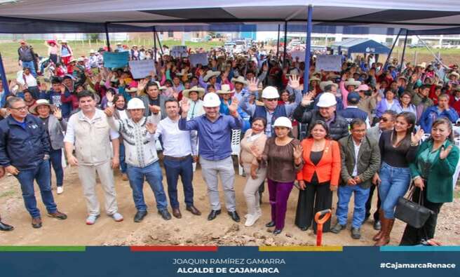 En una emotiva ceremonia, nuestro alcalde provincial JoaquΓn RamΓrez colocΓ³ la primera piedra para el esperado servicio de agua potable y alcantarillado sanitario en nuestra querida ciudad.
π Primera obra: Un ambicioso proyecto de suministro de agua potable y red de alcantarillado 2022-2024, con una inversiΓ³n de S/ 6,397,179.00. Esta obra mejorarΓ‘ la calidad de vida de nuestros ciudadanos en sectores como Cumbe Mayo, Pueblo Nuevo, La Paccha, Chontapaccha, La Merced, Pueblo Libre, y muchos mΓ‘s.
π§ Segunda obra: La renovaciΓ³n de la red de distribuciΓ³n y alcantarillado en Cajamarca S.A., con una inversiΓ³n de S/ 4,680,282.93. Este proyecto beneficiarΓ‘ principalmente a las familias de Urubamba, y los jirones de Av. 13 de Julio, ChepΓ©n, Miguel Iglesias, y otros, mejorando asΓ nuestro sistema de saneamiento.
π·ββπͺ Β‘Estamos comprometidos a seguir trabajando por una Cajamarca mΓ‘s limpia y saludable! Juntos, avanzamos hacia un futuro mejor.