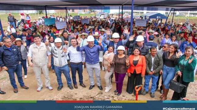 En una emotiva ceremonia, nuestro alcalde provincial Joaquín Ramírez colocó la primera piedra para el esperado servicio de agua potable y alcantarillado sanitario en nuestra querida ciudad.
🌟 Primera obra: Un ambicioso proyecto de suministro de agua potable y red de alcantarillado 2022-2024, con una inversión de S/ 6,397,179.00. Esta obra mejorará la calidad de vida de nuestros ciudadanos en sectores como Cumbe Mayo, Pueblo Nuevo, La Paccha, Chontapaccha, La Merced, Pueblo Libre, y muchos más.
💧 Segunda obra: La renovación de la red de distribución y alcantarillado en Cajamarca S.A., con una inversión de S/ 4,680,282.93. Este proyecto beneficiará principalmente a las familias de Urubamba, y los jirones de Av. 13 de Julio, Chepén, Miguel Iglesias, y otros, mejorando así nuestro sistema de saneamiento.
👷‍♂💪 ¡Estamos comprometidos a seguir trabajando por una Cajamarca más limpia y saludable! Juntos, avanzamos hacia un futuro mejor.