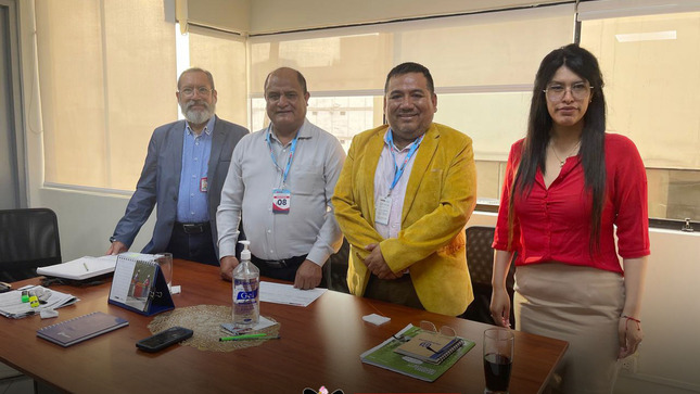 💠𝗔𝗟𝗖𝗔𝗟𝗗𝗘 𝗗𝗘 𝗦𝗜𝗛𝗨𝗔𝗦 𝗚𝗘𝗦𝗧𝗜𝗢𝗡𝗔 𝗔𝗣𝗢𝗬𝗢 𝗧𝗘́𝗖𝗡𝗜𝗖𝗢 𝗣𝗔𝗥𝗔 𝗠𝗘𝗝𝗢𝗥𝗔𝗠𝗜𝗘𝗡𝗧𝗢 𝗗𝗘 𝗖𝗔𝗥𝗥𝗘𝗧𝗘𝗥𝗔 𝗘𝗡 𝗦𝗔𝗡 𝗝𝗨𝗔𝗡
𝐿𝑖𝑚𝑎, 𝟸𝟷 𝑑𝑒 𝑛𝑜𝑣𝑖𝑒𝑚𝑏𝑟𝑒 𝑑𝑒 𝟸𝟶𝟸𝟺. El alcalde provincial de Sihuas, Demetrio Adrián Buiza Picón, se reunió ayer en la ciudad de Lima con el Gerente de la Gerencia de Estudios de Provías Descentralizado, Miguel Ysaac Céspedes Bravo, con el objetivo de gestionar la asistencia técnica necesaria para la evaluación, reformulación y financiamiento del expediente del proyecto “Mejoramiento de la Carretera a Nivel de Afirmado EMP. PE .12 A (Puente Pucarragá) – Chullin, Distrito de San Juan, Provincia de Sihuas – Áncash”.
Este importante trabajo vial, con el Código Único de Inversiones (CUI) 2540775, busca optimizar la infraestructura vial de la zona, facilitando el acceso y mejorando las condiciones de tránsito para los pobladores de San Juan y localidades aledañas.
Durante la reunión, el alcalde Buiza destacó la urgencia de contar con el respaldo técnico de Provías Descentralizado, con el fin de avanzar en los procesos de evaluación y reformulación del proyecto, para garantizar su pronta ejecución y así contribuir al desarrollo de la provincia. La autoridad edil resaltó la importancia de la obra para la conectividad y el bienestar de la población sihuasina.
