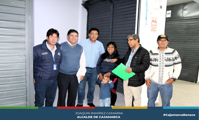 Con la entrega de 5 nuevos puestos de venta, estamos comprometidos a reactivar este espacio, beneficiando a comerciantes y consumidores por igual.
Luis Licera Castañeda, gerente de Desarrollo Económico, destacó que, bajo la dirección del alcalde Joaquín Ramírez, se han recuperado 10 puestos previamente cerrados, brindando más oportunidades a los comerciantes del sector Huacariz.
Thalía Vásquez, una de las beneficiadas, expresó su agradecimiento: “Esta oportunidad mejorará nuestra situación económica. ¡Invitamos a todos a visitar el Mercado Zonal Sur y disfrutar de productos de calidad a buenos precios en un ambiente saludable!”