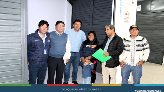 Con la entrega de 5 nuevos puestos de venta, estamos comprometidos a reactivar este espacio, beneficiando a comerciantes y consumidores por igual.
Luis Licera Castañeda, gerente de Desarrollo Económico, destacó que, bajo la dirección del alcalde Joaquín Ramírez, se han recuperado 10 puestos previamente cerrados, brindando más oportunidades a los comerciantes del sector Huacariz.
Thalía Vásquez, una de las beneficiadas, expresó su agradecimiento: “Esta oportunidad mejorará nuestra situación económica. ¡Invitamos a todos a visitar el Mercado Zonal Sur y disfrutar de productos de calidad a buenos precios en un ambiente saludable!”