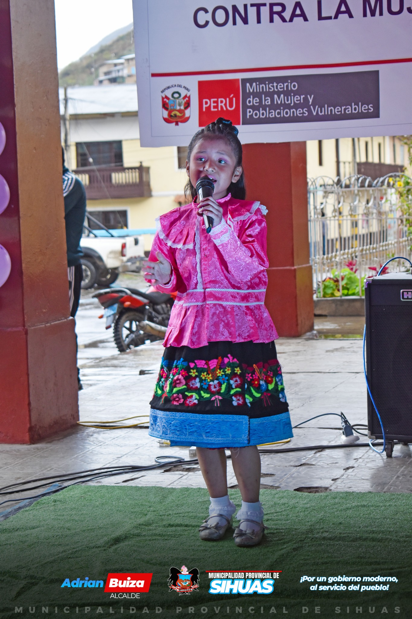 💠LA MÚSICA Y EL CANTO COMO HERRAMIENTAS DE LIBERTAD EN EL DÍA INTERNACIONAL DE LA ELIMINACIÓN DE LA VIOLENCIA CONTRA LA MUJER🎤🎼
En conmemoración del 25 de noviembre, Día Internacional de la Eliminación de la Violencia contra la Mujer, la Municipalidad Provincial de Sihuas felicita la realización del I Concurso de Canto "La Música y el Canto Son Sinónimos de Libertad", organizado por el Centro de Emergencia Mujer (CEM) Sihuas.
Este evento reunió a estudiantes de las instituciones educativas de los niveles primario y secundario, quienes, a través de su talento y voz, entonaron poderosas letras que empoderan a la mujer y fortalecen la lucha por la erradicación de la violencia hacia ellas. Cada una de sus presentaciones fue un grito de esperanza, resistencia y libertad, reafirmando el compromiso de las nuevas generaciones por el respeto hacia los derechos de la mujer.
Felicitamos a todas las participantes por su valiosa contribución a esta causa, mostrando que la música es una herramienta transformadora para sensibilizar y movilizar a la población en favor de una sociedad sin violencia.
Desde la Municipalidad de Sihuas, reafirmamos nuestro compromiso con la erradicación de la violencia hacia la mujer y seguiremos apoyando acciones que promuevan el respeto, la igualdad y la dignidad para todas.
𝗖𝗮𝗺𝗯𝗶𝗲𝗺𝗼𝘀 𝗹𝗮 𝗵𝗶𝘀𝘁𝗼𝗿𝗶𝗮. ¡𝗣𝗼𝗿 𝘂𝗻 𝗳𝘂𝘁𝘂𝗿𝗼 𝘀𝗶𝗻 𝘃𝗶𝗼𝗹𝗲𝗻𝗰𝗶𝗮!