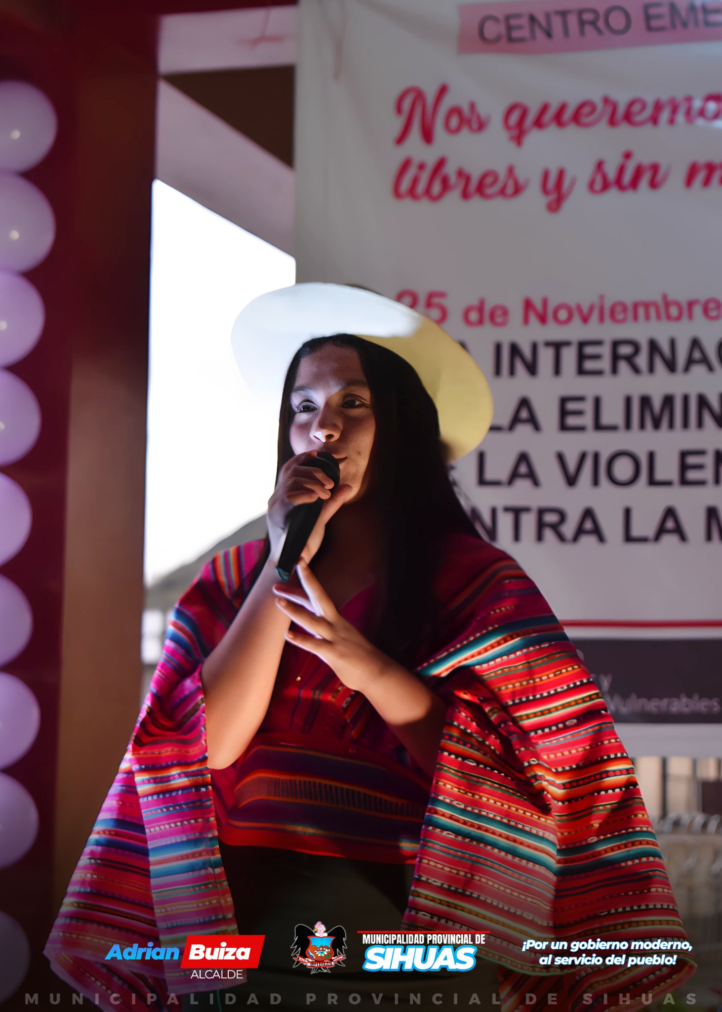 💠LA MÚSICA Y EL CANTO COMO HERRAMIENTAS DE LIBERTAD EN EL DÍA INTERNACIONAL DE LA ELIMINACIÓN DE LA VIOLENCIA CONTRA LA MUJER🎤🎼
En conmemoración del 25 de noviembre, Día Internacional de la Eliminación de la Violencia contra la Mujer, la Municipalidad Provincial de Sihuas felicita la realización del I Concurso de Canto "La Música y el Canto Son Sinónimos de Libertad", organizado por el Centro de Emergencia Mujer (CEM) Sihuas.
Este evento reunió a estudiantes de las instituciones educativas de los niveles primario y secundario, quienes, a través de su talento y voz, entonaron poderosas letras que empoderan a la mujer y fortalecen la lucha por la erradicación de la violencia hacia ellas. Cada una de sus presentaciones fue un grito de esperanza, resistencia y libertad, reafirmando el compromiso de las nuevas generaciones por el respeto hacia los derechos de la mujer.
Felicitamos a todas las participantes por su valiosa contribución a esta causa, mostrando que la música es una herramienta transformadora para sensibilizar y movilizar a la población en favor de una sociedad sin violencia.
Desde la Municipalidad de Sihuas, reafirmamos nuestro compromiso con la erradicación de la violencia hacia la mujer y seguiremos apoyando acciones que promuevan el respeto, la igualdad y la dignidad para todas.
𝗖𝗮𝗺𝗯𝗶𝗲𝗺𝗼𝘀 𝗹𝗮 𝗵𝗶𝘀𝘁𝗼𝗿𝗶𝗮. ¡𝗣𝗼𝗿 𝘂𝗻 𝗳𝘂𝘁𝘂𝗿𝗼 𝘀𝗶𝗻 𝘃𝗶𝗼𝗹𝗲𝗻𝗰𝗶𝗮!