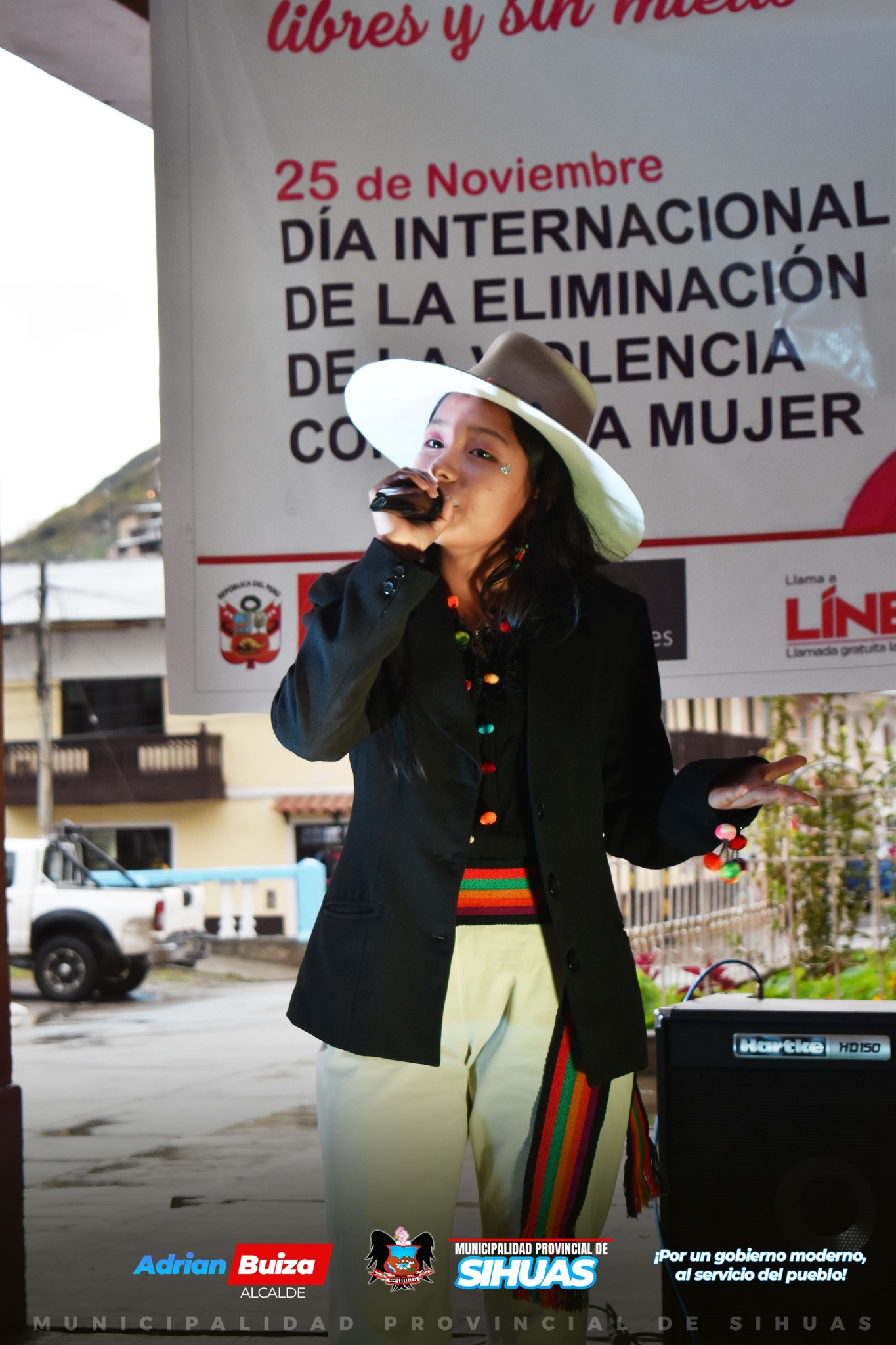 💠LA MÚSICA Y EL CANTO COMO HERRAMIENTAS DE LIBERTAD EN EL DÍA INTERNACIONAL DE LA ELIMINACIÓN DE LA VIOLENCIA CONTRA LA MUJER🎤🎼
En conmemoración del 25 de noviembre, Día Internacional de la Eliminación de la Violencia contra la Mujer, la Municipalidad Provincial de Sihuas felicita la realización del I Concurso de Canto "La Música y el Canto Son Sinónimos de Libertad", organizado por el Centro de Emergencia Mujer (CEM) Sihuas.
Este evento reunió a estudiantes de las instituciones educativas de los niveles primario y secundario, quienes, a través de su talento y voz, entonaron poderosas letras que empoderan a la mujer y fortalecen la lucha por la erradicación de la violencia hacia ellas. Cada una de sus presentaciones fue un grito de esperanza, resistencia y libertad, reafirmando el compromiso de las nuevas generaciones por el respeto hacia los derechos de la mujer.
Felicitamos a todas las participantes por su valiosa contribución a esta causa, mostrando que la música es una herramienta transformadora para sensibilizar y movilizar a la población en favor de una sociedad sin violencia.
Desde la Municipalidad de Sihuas, reafirmamos nuestro compromiso con la erradicación de la violencia hacia la mujer y seguiremos apoyando acciones que promuevan el respeto, la igualdad y la dignidad para todas.
𝗖𝗮𝗺𝗯𝗶𝗲𝗺𝗼𝘀 𝗹𝗮 𝗵𝗶𝘀𝘁𝗼𝗿𝗶𝗮. ¡𝗣𝗼𝗿 𝘂𝗻 𝗳𝘂𝘁𝘂𝗿𝗼 𝘀𝗶𝗻 𝘃𝗶𝗼𝗹𝗲𝗻𝗰𝗶𝗮!