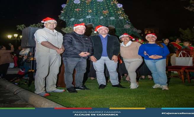 🎄Con el encendido del Árbol y la Corona de Adviento en la Plaza de Armas, nuestra ciudad se iluminó con un evento lleno de luz, música y tradición. Contamos con la presencia de nuestro alcalde, Joaquín Ramírez, el talentoso Coro Polifónico de la Municipalidad, y la encantadora participación de las Pallas Cajamarquinas, quienes llenaron la velada de arte y cultura.
🙏 Un agradecimiento especial a la Universidad Privada del Norte (UPN), la empresa Gilga y Newmont Yanacocha por su invaluable apoyo en la decoración navideña de nuestra histórica plaza. Gracias a ustedes, Cajamarca brilla con alegría esta temporada especial.
💖 ¡Los invitamos a todos a disfrutar de este hermoso espacio, símbolo de unión y esperanza en estas fiestas!
🎅🏼 ¡Feliz Navidad, Cajamarca!