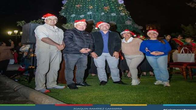 🎄Con el encendido del Árbol y la Corona de Adviento en la Plaza de Armas, nuestra ciudad se iluminó con un evento lleno de luz, música y tradición. Contamos con la presencia de nuestro alcalde, Joaquín Ramírez, el talentoso Coro Polifónico de la Municipalidad, y la encantadora participación de las Pallas Cajamarquinas, quienes llenaron la velada de arte y cultura.
🙏 Un agradecimiento especial a la Universidad Privada del Norte (UPN), la empresa Gilga y Newmont Yanacocha por su invaluable apoyo en la decoración navideña de nuestra histórica plaza. Gracias a ustedes, Cajamarca brilla con alegría esta temporada especial.
💖 ¡Los invitamos a todos a disfrutar de este hermoso espacio, símbolo de unión y esperanza en estas fiestas!
🎅🏼 ¡Feliz Navidad, Cajamarca!