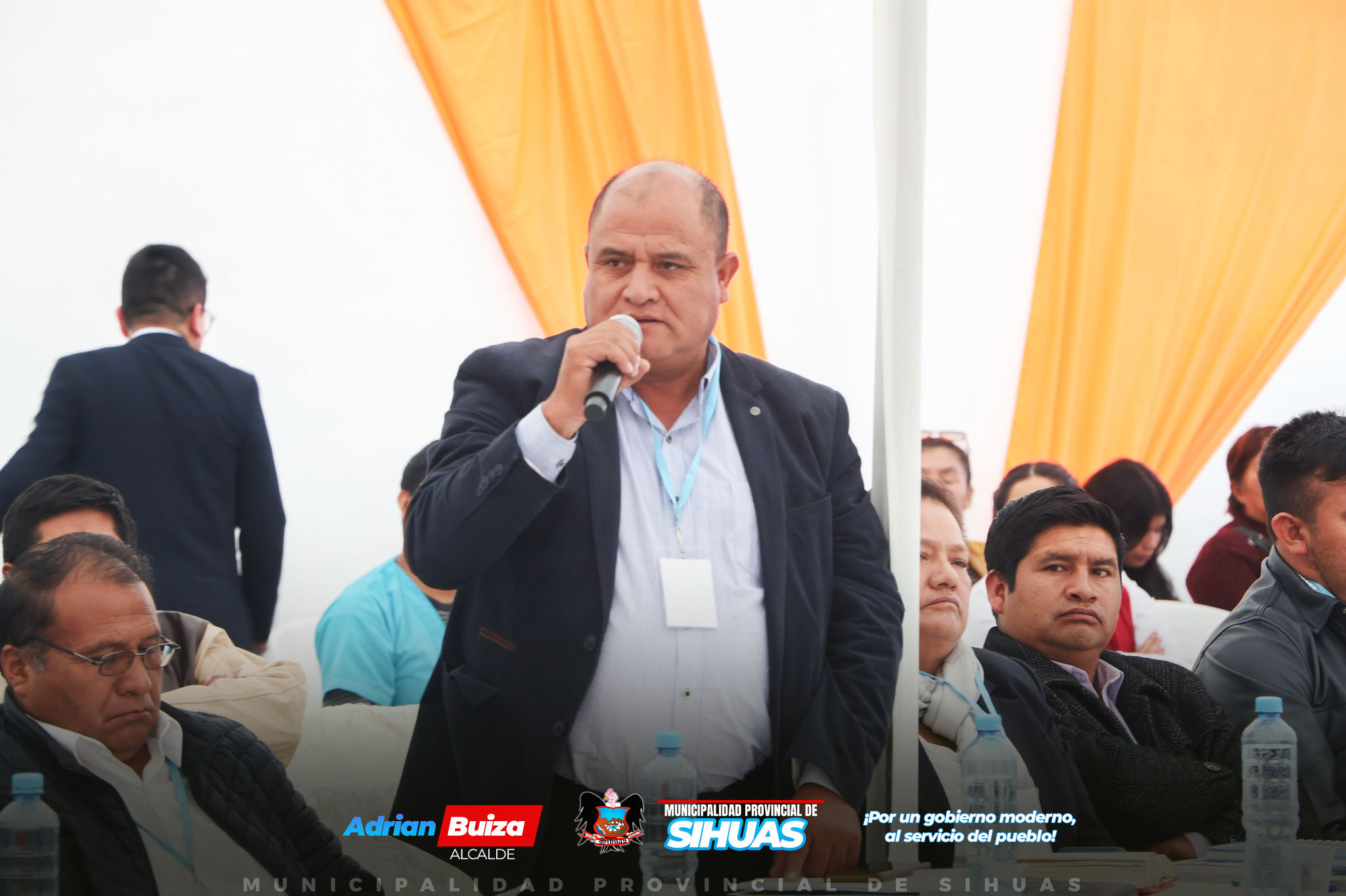 💠ALCALDE PROVINCIAL DE SIHUAS PARTICIPA EN COMITÉ REGIONAL DE SEGURIDAD CIUDADANA EN AIJA
El 29 de noviembre, el alcalde provincial de Sihuas, Mag. Demetrio Buiza Picón, participó en la sesión ordinaria del Comité Regional de Seguridad Ciudadana (Coresec) realizada en la provincia de Aija. Donde también se desarrolló la VI Sesión de la Instancia Regional para Prevenir, Sancionar y Erradicar la Violencia contra las Mujeres y los Integrantes del Grupo Familiar; así como, la V Sesión Ordinaria de la Plataforma de Defensa Civil.
Durante el encuentro, la autoridad edil expresó su preocupación por la situación de inseguridad que afecta a la región y presentó diversas propuestas para abordar este creciente problema. En su intervención, el burgomaestre dirigió un mensaje al gobernador regional, Koki Noriega Brito, a la prefecta regional, Pamela Serafín Almonacid, y al jefe de la XII Macro Región Policial Áncash, Gral. Anthony Cortijo Salinas. En primer lugar, solicitó el apoyo del gobernador para continuar con las gestiones ante el Ministerio de Transportes y Comunicaciones en relación con la intervención de la Vía Nacional 12 A, que conecta las provincias de Santa y Sihuas. "Gracias a la Macroregión, ya se ha logrado avanzar en la mejora de esta vía, mediante un convenio entre Provías y el Ejército del Perú, que permitió iniciar trabajos de rehabilitación entre el Desvío Pasacancha y Uchiza", manifestó. Sin embargo, subrayó que las condiciones actuales de las carreteras representan un peligro constante tanto para transportistas como para pasajeros, aumentando la inseguridad en la región.
En cuanto a la seguridad ciudadana, Buiza Picón hizo un llamado urgente a la prefecta y al jefe de la XII MACREPOL Áncash para reiterar el pedido de incrementar el número de efectivos policiales en la provincia. El alcalde indicó que la inseguridad no es un fenómeno aislado y afecta a todo el país, y Sihuas no es ajena a este flagelo. Por ello, la presencia de más agentes del orden es fundamental para contrarrestar los crecientes índices delictivos.
Además, el burgomaestre enfatizó la importancia de fortalecer el trabajo conjunto con las Rondas Campesinas, instando a su reorganización y formalización, con el fin de lograr una respuesta más efectiva ante la crisis de seguridad que atraviesa la región. Según Buiza Picón, es esencial contar con la colaboración de las organizaciones locales para enfrentar este reto de manera articulada y estratégica.
Entre otros anuncios, el gobernador regional, Koki Noriega, informó que en diciembre se llevará a cabo la entrega de patrulleros a las 20 provincias de Áncash, dentro de los cuales se incluyen 100 modernos vehículos Nissan Frontier modelo 2025, adquiridos con una inversión de S/ 14,425,800.00. Además, la empresa minera Antamina donará 48 patrulleros y 45 motocicletas, lo que fortalecerá la capacidad operativa de la XII Macro Región Policial Áncash, optimizando la lucha contra la delincuencia y la inseguridad.
Este esfuerzo conjunto entre autoridades locales y regionales tiene como objetivo mejorar la seguridad en Áncash, y se espera que las nuevas adquisiciones contribuyan significativamente a la reducción de la criminalidad en la provincia de Sihuas y en toda la región.