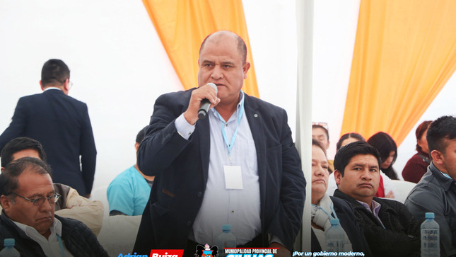 💠ALCALDE PROVINCIAL DE SIHUAS PARTICIPA EN COMITÉ REGIONAL DE SEGURIDAD CIUDADANA EN AIJA 
El 29 de noviembre, el alcalde provincial de Sihuas, Mag. Demetrio Buiza Picón, participó en la sesión ordinaria del Comité Regional de Seguridad Ciudadana (Coresec) realizada en la provincia de Aija. Donde también se desarrolló la VI Sesión de la Instancia Regional para Prevenir, Sancionar y Erradicar la Violencia contra las Mujeres y los Integrantes del Grupo Familiar; así como, la V Sesión Ordinaria de la Plataforma de Defensa Civil.
Durante el encuentro, la autoridad edil expresó su preocupación por la situación de inseguridad que afecta a la región y presentó diversas propuestas para abordar este creciente problema. En su intervención, el burgomaestre dirigió un mensaje al gobernador regional, Koki Noriega Brito, a la prefecta regional, Pamela Serafín Almonacid, y al jefe de la XII Macro Región Policial Áncash, Gral. Anthony Cortijo Salinas. En primer lugar, solicitó el apoyo del gobernador para continuar con las gestiones ante el Ministerio de Transportes y Comunicaciones en relación con la intervención de la Vía Nacional 12 A, que conecta las provincias de Santa y Sihuas. "Gracias a la Macroregión, ya se ha logrado avanzar en la mejora de esta vía, mediante un convenio entre Provías y el Ejército del Perú, que permitió iniciar trabajos de rehabilitación entre el Desvío Pasacancha y Uchiza", manifestó. Sin embargo, subrayó que las condiciones actuales de las carreteras representan un peligro constante tanto para transportistas como para pasajeros, aumentando la inseguridad en la región.
En cuanto a la seguridad ciudadana, Buiza Picón hizo un llamado urgente a la prefecta y al jefe de la XII MACREPOL Áncash para reiterar el pedido de incrementar el número de efectivos policiales en la provincia. El alcalde indicó que la inseguridad no es un fenómeno aislado y afecta a todo el país, y Sihuas no es ajena a este flagelo. Por ello, la presencia de más agentes del orden es fundamental para contrarrestar los crecientes índices delictivos.
Además, el burgomaestre enfatizó la importancia de fortalecer el trabajo conjunto con las Rondas Campesinas, instando a su reorganización y formalización, con el fin de lograr una respuesta más efectiva ante la crisis de seguridad que atraviesa la región. Según Buiza Picón, es esencial contar con la colaboración de las organizaciones locales para enfrentar este reto de manera articulada y estratégica.
Entre otros anuncios, el gobernador regional, Koki Noriega, informó que en diciembre se llevará a cabo la entrega de patrulleros a las 20 provincias de Áncash, dentro de los cuales se incluyen 100 modernos vehículos Nissan Frontier modelo 2025, adquiridos con una inversión de S/ 14,425,800.00. Además, la empresa minera Antamina donará 48 patrulleros y 45 motocicletas, lo que fortalecerá la capacidad operativa de la XII Macro Región Policial Áncash, optimizando la lucha contra la delincuencia y la inseguridad.
Este esfuerzo conjunto entre autoridades locales y regionales tiene como objetivo mejorar la seguridad en Áncash, y se espera que las nuevas adquisiciones contribuyan significativamente a la reducción de la criminalidad en la provincia de Sihuas y en toda la región.
