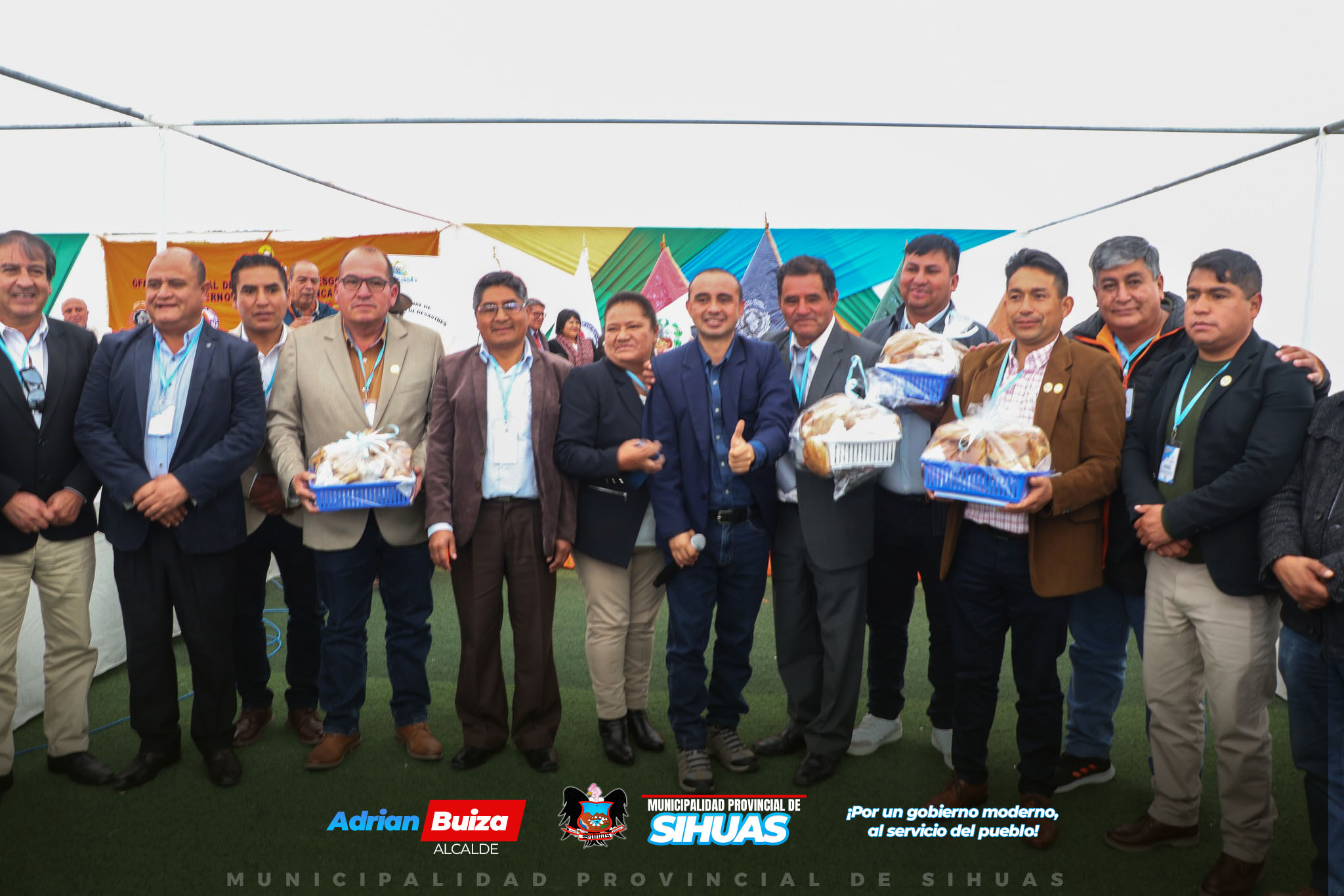 💠ALCALDE PROVINCIAL DE SIHUAS PARTICIPA EN COMITÉ REGIONAL DE SEGURIDAD CIUDADANA EN AIJA
El 29 de noviembre, el alcalde provincial de Sihuas, Mag. Demetrio Buiza Picón, participó en la sesión ordinaria del Comité Regional de Seguridad Ciudadana (Coresec) realizada en la provincia de Aija. Donde también se desarrolló la VI Sesión de la Instancia Regional para Prevenir, Sancionar y Erradicar la Violencia contra las Mujeres y los Integrantes del Grupo Familiar; así como, la V Sesión Ordinaria de la Plataforma de Defensa Civil.
Durante el encuentro, la autoridad edil expresó su preocupación por la situación de inseguridad que afecta a la región y presentó diversas propuestas para abordar este creciente problema. En su intervención, el burgomaestre dirigió un mensaje al gobernador regional, Koki Noriega Brito, a la prefecta regional, Pamela Serafín Almonacid, y al jefe de la XII Macro Región Policial Áncash, Gral. Anthony Cortijo Salinas. En primer lugar, solicitó el apoyo del gobernador para continuar con las gestiones ante el Ministerio de Transportes y Comunicaciones en relación con la intervención de la Vía Nacional 12 A, que conecta las provincias de Santa y Sihuas. "Gracias a la Macroregión, ya se ha logrado avanzar en la mejora de esta vía, mediante un convenio entre Provías y el Ejército del Perú, que permitió iniciar trabajos de rehabilitación entre el Desvío Pasacancha y Uchiza", manifestó. Sin embargo, subrayó que las condiciones actuales de las carreteras representan un peligro constante tanto para transportistas como para pasajeros, aumentando la inseguridad en la región.
En cuanto a la seguridad ciudadana, Buiza Picón hizo un llamado urgente a la prefecta y al jefe de la XII MACREPOL Áncash para reiterar el pedido de incrementar el número de efectivos policiales en la provincia. El alcalde indicó que la inseguridad no es un fenómeno aislado y afecta a todo el país, y Sihuas no es ajena a este flagelo. Por ello, la presencia de más agentes del orden es fundamental para contrarrestar los crecientes índices delictivos.
Además, el burgomaestre enfatizó la importancia de fortalecer el trabajo conjunto con las Rondas Campesinas, instando a su reorganización y formalización, con el fin de lograr una respuesta más efectiva ante la crisis de seguridad que atraviesa la región. Según Buiza Picón, es esencial contar con la colaboración de las organizaciones locales para enfrentar este reto de manera articulada y estratégica.
Entre otros anuncios, el gobernador regional, Koki Noriega, informó que en diciembre se llevará a cabo la entrega de patrulleros a las 20 provincias de Áncash, dentro de los cuales se incluyen 100 modernos vehículos Nissan Frontier modelo 2025, adquiridos con una inversión de S/ 14,425,800.00. Además, la empresa minera Antamina donará 48 patrulleros y 45 motocicletas, lo que fortalecerá la capacidad operativa de la XII Macro Región Policial Áncash, optimizando la lucha contra la delincuencia y la inseguridad.
Este esfuerzo conjunto entre autoridades locales y regionales tiene como objetivo mejorar la seguridad en Áncash, y se espera que las nuevas adquisiciones contribuyan significativamente a la reducción de la criminalidad en la provincia de Sihuas y en toda la región.