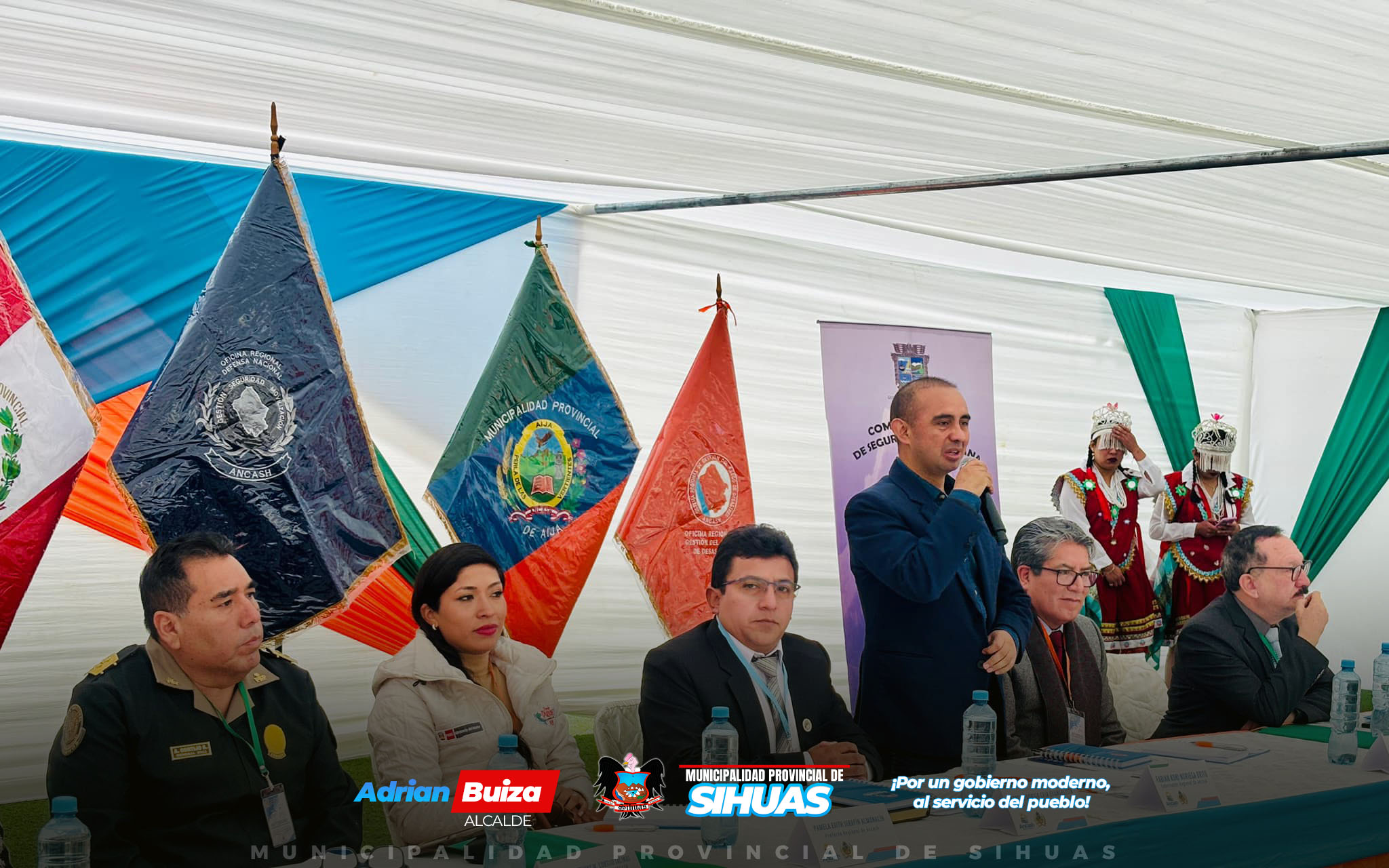 💠ALCALDE PROVINCIAL DE SIHUAS PARTICIPA EN COMITÉ REGIONAL DE SEGURIDAD CIUDADANA EN AIJA
El 29 de noviembre, el alcalde provincial de Sihuas, Mag. Demetrio Buiza Picón, participó en la sesión ordinaria del Comité Regional de Seguridad Ciudadana (Coresec) realizada en la provincia de Aija. Donde también se desarrolló la VI Sesión de la Instancia Regional para Prevenir, Sancionar y Erradicar la Violencia contra las Mujeres y los Integrantes del Grupo Familiar; así como, la V Sesión Ordinaria de la Plataforma de Defensa Civil.
Durante el encuentro, la autoridad edil expresó su preocupación por la situación de inseguridad que afecta a la región y presentó diversas propuestas para abordar este creciente problema. En su intervención, el burgomaestre dirigió un mensaje al gobernador regional, Koki Noriega Brito, a la prefecta regional, Pamela Serafín Almonacid, y al jefe de la XII Macro Región Policial Áncash, Gral. Anthony Cortijo Salinas. En primer lugar, solicitó el apoyo del gobernador para continuar con las gestiones ante el Ministerio de Transportes y Comunicaciones en relación con la intervención de la Vía Nacional 12 A, que conecta las provincias de Santa y Sihuas. "Gracias a la Macroregión, ya se ha logrado avanzar en la mejora de esta vía, mediante un convenio entre Provías y el Ejército del Perú, que permitió iniciar trabajos de rehabilitación entre el Desvío Pasacancha y Uchiza", manifestó. Sin embargo, subrayó que las condiciones actuales de las carreteras representan un peligro constante tanto para transportistas como para pasajeros, aumentando la inseguridad en la región.
En cuanto a la seguridad ciudadana, Buiza Picón hizo un llamado urgente a la prefecta y al jefe de la XII MACREPOL Áncash para reiterar el pedido de incrementar el número de efectivos policiales en la provincia. El alcalde indicó que la inseguridad no es un fenómeno aislado y afecta a todo el país, y Sihuas no es ajena a este flagelo. Por ello, la presencia de más agentes del orden es fundamental para contrarrestar los crecientes índices delictivos.
Además, el burgomaestre enfatizó la importancia de fortalecer el trabajo conjunto con las Rondas Campesinas, instando a su reorganización y formalización, con el fin de lograr una respuesta más efectiva ante la crisis de seguridad que atraviesa la región. Según Buiza Picón, es esencial contar con la colaboración de las organizaciones locales para enfrentar este reto de manera articulada y estratégica.
Entre otros anuncios, el gobernador regional, Koki Noriega, informó que en diciembre se llevará a cabo la entrega de patrulleros a las 20 provincias de Áncash, dentro de los cuales se incluyen 100 modernos vehículos Nissan Frontier modelo 2025, adquiridos con una inversión de S/ 14,425,800.00. Además, la empresa minera Antamina donará 48 patrulleros y 45 motocicletas, lo que fortalecerá la capacidad operativa de la XII Macro Región Policial Áncash, optimizando la lucha contra la delincuencia y la inseguridad.
Este esfuerzo conjunto entre autoridades locales y regionales tiene como objetivo mejorar la seguridad en Áncash, y se espera que las nuevas adquisiciones contribuyan significativamente a la reducción de la criminalidad en la provincia de Sihuas y en toda la región.