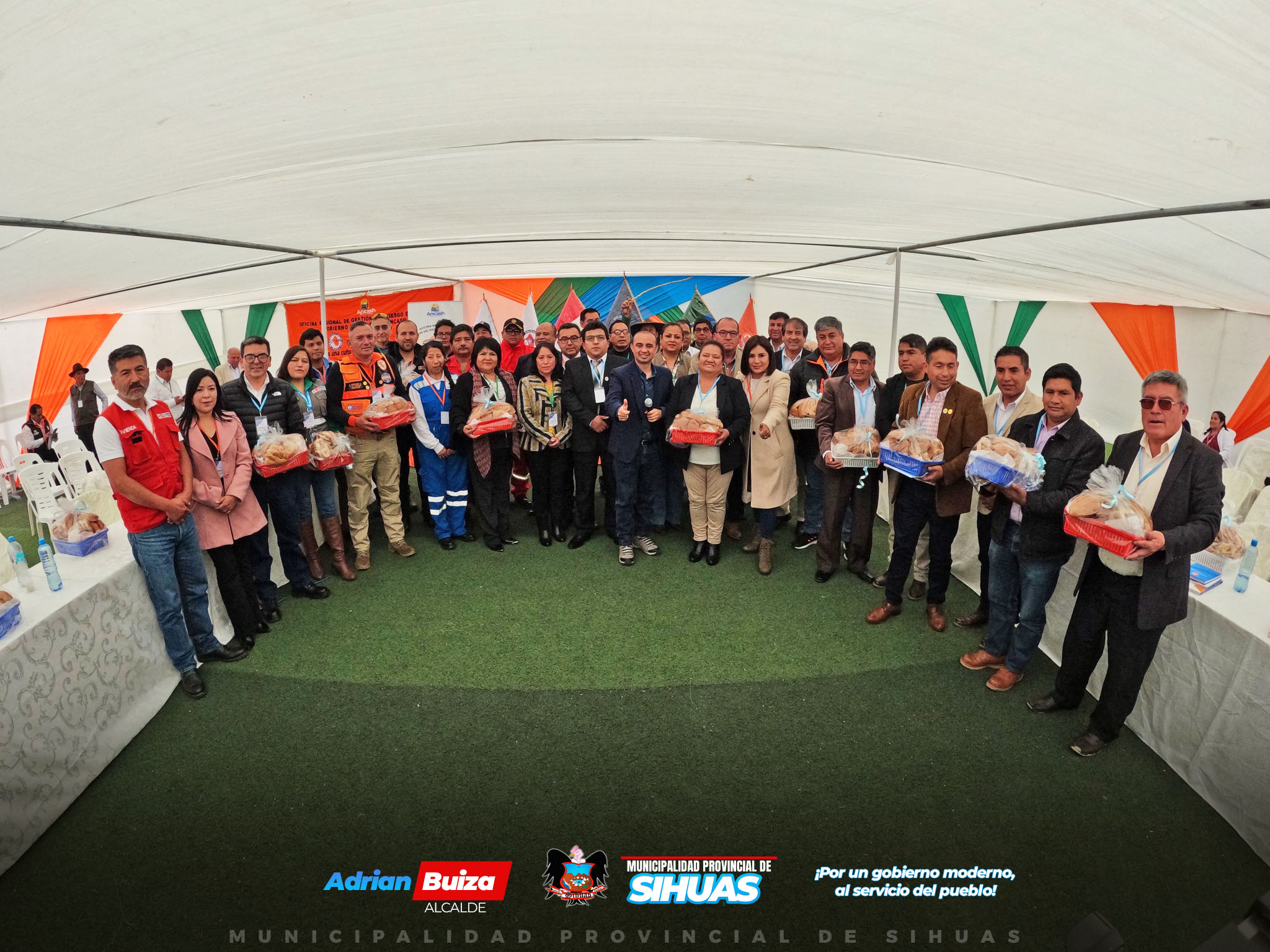💠ALCALDE PROVINCIAL DE SIHUAS PARTICIPA EN COMITÉ REGIONAL DE SEGURIDAD CIUDADANA EN AIJA
El 29 de noviembre, el alcalde provincial de Sihuas, Mag. Demetrio Buiza Picón, participó en la sesión ordinaria del Comité Regional de Seguridad Ciudadana (Coresec) realizada en la provincia de Aija. Donde también se desarrolló la VI Sesión de la Instancia Regional para Prevenir, Sancionar y Erradicar la Violencia contra las Mujeres y los Integrantes del Grupo Familiar; así como, la V Sesión Ordinaria de la Plataforma de Defensa Civil.
Durante el encuentro, la autoridad edil expresó su preocupación por la situación de inseguridad que afecta a la región y presentó diversas propuestas para abordar este creciente problema. En su intervención, el burgomaestre dirigió un mensaje al gobernador regional, Koki Noriega Brito, a la prefecta regional, Pamela Serafín Almonacid, y al jefe de la XII Macro Región Policial Áncash, Gral. Anthony Cortijo Salinas. En primer lugar, solicitó el apoyo del gobernador para continuar con las gestiones ante el Ministerio de Transportes y Comunicaciones en relación con la intervención de la Vía Nacional 12 A, que conecta las provincias de Santa y Sihuas. "Gracias a la Macroregión, ya se ha logrado avanzar en la mejora de esta vía, mediante un convenio entre Provías y el Ejército del Perú, que permitió iniciar trabajos de rehabilitación entre el Desvío Pasacancha y Uchiza", manifestó. Sin embargo, subrayó que las condiciones actuales de las carreteras representan un peligro constante tanto para transportistas como para pasajeros, aumentando la inseguridad en la región.
En cuanto a la seguridad ciudadana, Buiza Picón hizo un llamado urgente a la prefecta y al jefe de la XII MACREPOL Áncash para reiterar el pedido de incrementar el número de efectivos policiales en la provincia. El alcalde indicó que la inseguridad no es un fenómeno aislado y afecta a todo el país, y Sihuas no es ajena a este flagelo. Por ello, la presencia de más agentes del orden es fundamental para contrarrestar los crecientes índices delictivos.
Además, el burgomaestre enfatizó la importancia de fortalecer el trabajo conjunto con las Rondas Campesinas, instando a su reorganización y formalización, con el fin de lograr una respuesta más efectiva ante la crisis de seguridad que atraviesa la región. Según Buiza Picón, es esencial contar con la colaboración de las organizaciones locales para enfrentar este reto de manera articulada y estratégica.
Entre otros anuncios, el gobernador regional, Koki Noriega, informó que en diciembre se llevará a cabo la entrega de patrulleros a las 20 provincias de Áncash, dentro de los cuales se incluyen 100 modernos vehículos Nissan Frontier modelo 2025, adquiridos con una inversión de S/ 14,425,800.00. Además, la empresa minera Antamina donará 48 patrulleros y 45 motocicletas, lo que fortalecerá la capacidad operativa de la XII Macro Región Policial Áncash, optimizando la lucha contra la delincuencia y la inseguridad.
Este esfuerzo conjunto entre autoridades locales y regionales tiene como objetivo mejorar la seguridad en Áncash, y se espera que las nuevas adquisiciones contribuyan significativamente a la reducción de la criminalidad en la provincia de Sihuas y en toda la región.