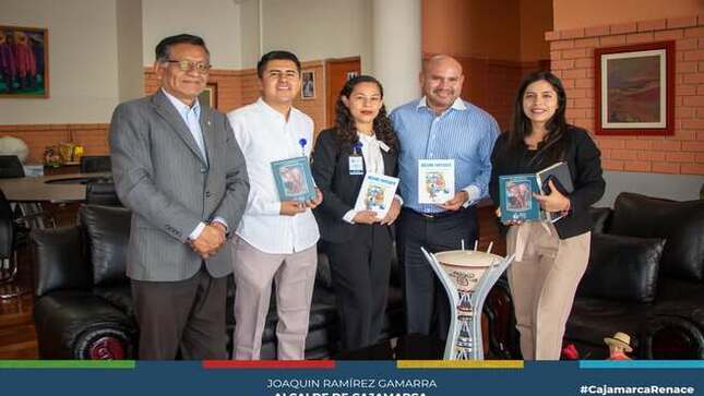 Hoy, un grupo de estudiantes de doctorado en Derecho Ambiental de la Universidad Autónoma de México visitó la Municipalidad Provincial de Cajamarca para conocer de cerca nuestras estrategias ambientales.
👨‍⚖️ El alcalde Joaquín Ramírez resaltó los logros en gestión de residuos sólidos, saneamiento y protección ambiental, destacando la importancia del trabajo colaborativo con la comunidad y las políticas ambientales vigentes.
🚀 Como parte de este intercambio académico, los estudiantes no solo obtendrán formación teórica, sino que también tendrán la oportunidad de visitar nuestra planta de valorización de residuos sólidos orgánicos, una iniciativa respaldada por el Ministerio del Ambiente (MINAM) y el Organismo de Evaluación y Fiscalización Ambiental (OEFA).
🌱 ¡Con estas acciones, la Municipalidad refuerza su compromiso con la investigación y la educación ambiental, promoviendo el desarrollo sostenible y reafirmando que #CajamarcaRENACE! 