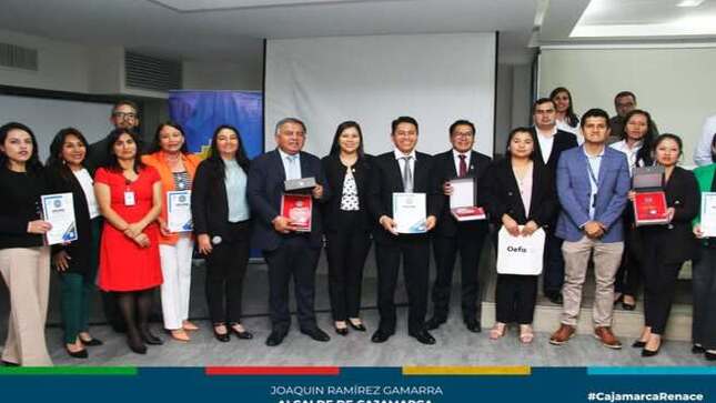✅La Municipalidad Provincial de Cajamarca ha alcanzado el primer puesto en el desempeño del Sistema Local de Gestión Ambiental (SLGA) a nivel regional, destacando su compromiso y liderazgo en la protección del medio ambiente.
Este logro fue posible gracias al esfuerzo coordinado de la Gerencia de Desarrollo Ambiental, la Subgerencia de Gestión Ambiental y el equipo multidisciplinario del SLGA.
✔El reconocimiento, otorgado por la Gerencia Regional de Recursos Naturales y Gestión del Medio Ambiente (RENAMA), evalúa seis criterios clave de gestión ambiental: el estado situacional de la Comisión Ambiental Local, el Sistema Local de Gestión Ambiental, los Instrumentos de Gestión Ambiental, la Gestión de Residuos Sólidos, la Calidad Ambiental y las acciones frente al Cambio Climático.
✅Con una destacada puntuación de 81,9, Cajamarca alcanzó el nivel satisfactorio, superando a las provincias  de San Ignacio 76,) y San Miguel  75,6. Este galardón refleja los esfuerzos continuos de la municipalidad en implementar políticas y acciones concretas para mejorar la calidad ambiental de la región.
✔El alcalde Joaquín Ramírez Gamarra destaca su compromiso con la política ambiental nacional, impulsando acciones locales para conservar el entorno, promover prácticas sostenibles y enfrentar el cambio climático.