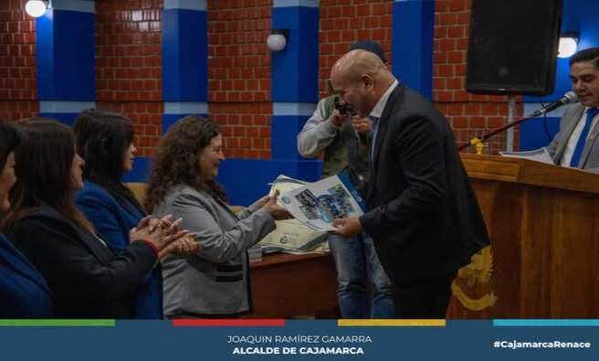 β
La Municipalidad Provincial de Cajamarca, a travΓ©s de la Gerencia de Desarrollo Ambiental y el Programa Municipal EDUCCA, celebrΓ³ la clausura de este importante programa con la participaciΓ³n de mΓ‘s de 85 instituciones educativas. La ceremonia tuvo lugar en el auditorio de la MPC, donde se destacΓ³ el esfuerzo conjunto de los participantes a lo largo del aΓ±o 2024.
βEl alcalde de Cajamarca, JoaquΓn RamΓrez Gamarra, resaltΓ³ el trabajo del equipo del Programa EDUCCA, enfatizando que este se ha convertido en un referente a nivel nacional gracias al compromiso de todos los involucrados. AsegurΓ³ que el Γ©xito alcanzado es un testimonio del trabajo en equipo y la visiΓ³n de largo plazo para fortalecer la educaciΓ³n ambiental en las escuelas.
β
La regidora Julia Guerrero SuΓ‘rez, presidenta de la ComisiΓ³n de Desarrollo Ambiental, junto con la regidora Eliza ChΓ‘vez Veintimilla y otros funcionarios municipales, entregaron resoluciones y reconocimientos a las instituciones educativas en reconocimiento al esfuerzo realizado durante el aΓ±o 2024.
βEl alcalde tambiΓ©n reafirmΓ³ su compromiso para continuar con el Programa EDUCCA en 2025, con el objetivo de seguir impulsando la educaciΓ³n ambiental en las instituciones educativas de la regiΓ³n y consolidar el programa como una herramienta clave para formar ciudadanos conscientes del cuidado del medio ambiente.