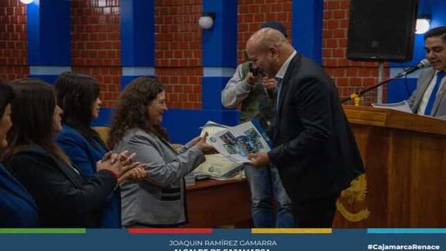 ✅La Municipalidad Provincial de Cajamarca, a través de la Gerencia de Desarrollo Ambiental y el Programa Municipal EDUCCA, celebró la clausura de este importante programa con la participación de más de 85 instituciones educativas. La ceremonia tuvo lugar en el auditorio de la MPC, donde se destacó el esfuerzo conjunto de los participantes a lo largo del año 2024.
✔El alcalde de Cajamarca, Joaquín Ramírez Gamarra, resaltó el trabajo del equipo del Programa EDUCCA, enfatizando que este se ha convertido en un referente a nivel nacional gracias al compromiso de todos los involucrados. Aseguró que el éxito alcanzado es un testimonio del trabajo en equipo y la visión de largo plazo para fortalecer la educación ambiental en las escuelas.
✅La regidora Julia Guerrero Suárez, presidenta de la Comisión de Desarrollo Ambiental, junto con la regidora Eliza Chávez Veintimilla y otros funcionarios municipales, entregaron resoluciones y reconocimientos a las instituciones educativas en reconocimiento al esfuerzo realizado durante el año 2024.
✔El alcalde también reafirmó su compromiso para continuar con el Programa EDUCCA en 2025, con el objetivo de seguir impulsando la educación ambiental en las instituciones educativas de la región y consolidar el programa como una herramienta clave para formar ciudadanos conscientes del cuidado del medio ambiente.