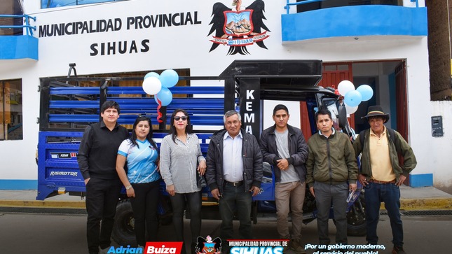 💠𝗡𝗨𝗘𝗩𝗔 𝗠𝗢𝗧𝗢𝗖𝗔𝗥𝗚𝗔 𝗣𝗔𝗥𝗔 𝗟𝗔 𝗢𝗣𝗧𝗜𝗠𝗜𝗭𝗔𝗖𝗜𝗢́𝗡 𝗗𝗘 𝗟𝗔 𝗥𝗘𝗖𝗢𝗟𝗘𝗖𝗖𝗜𝗢́𝗡 𝗗𝗘 𝗥𝗘𝗦𝗜𝗗𝗨𝗢𝗦 ♻️
La Municipalidad Provincial de Sihuas se complace en anunciar la adquisición de una motocarga para mejorar la recolección de residuos sólidos en el distrito. Este esfuerzo no solo busca mantener nuestras calles limpias, sino también contribuir al progreso y bienestar de la población sihuasina.
Este nuevo vehículo estará bajo la supervisión de la Gerencia de Desarrollo Económico y Gestión Ambiental, encargada de su operación y mantenimiento. Como resultado, permitirá una recolección más eficiente y efectiva de los residuos, favoreciendo así un entorno más saludable para todos los sihuasinos.
Durante el acto de entrega, participaron las regidoras Cleogosmith Chávez Velásquez y Edith Jesús Domínguez, junto a funcionarios de la comuna provincial. Es importante destacar que la adquisición ha sido posible gracias a la visión y decisión del alcalde provincial, Mag. Demetrio Buiza Picón, quien ha priorizado mejorar el manejo y tratamiento de residuos sólidos con el objetivo de hacer de Sihuas una ciudad más limpia.
Finalmente, invitamos a toda la población a colaborar en este esfuerzo, utilizando adecuadamente los servicios de recolección y manteniendo las calles libres de contaminación. De esta manera, juntos podemos construir un Sihuas más limpio y saludable para todos.
#𝑆𝑖𝘩𝑢𝑎𝑠𝐿𝑖𝑚𝑝𝑖𝑜
