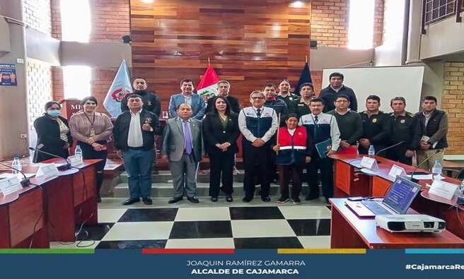 El Comité Provincial de Seguridad Ciudadana (COPROSEC) de Cajamarca llevó a cabo su sexta sesión ordinaria con una destacada participación de las instituciones integrantes. Este importante espacio de trabajo y coordinación fue organizado por la Municipalidad de Cajamarca, a través de su Secretaría Técnica.
Durante la sesión, se evaluaron los avances en materia de seguridad ciudadana y se ratificó el compromiso de continuar con los trabajos establecidos en la reunión anterior. En esta oportunidad, se centraron en la planificación y ejecución de estrategias orientadas a garantizar la seguridad en las festividades de fin de año, buscando promover un ambiente seguro y ordenado para la ciudadanía.
COPROSEC reafirma su compromiso con el bienestar de la población cajamarquina, sumando esfuerzos interinstitucionales para fortalecer la seguridad en la provincia.