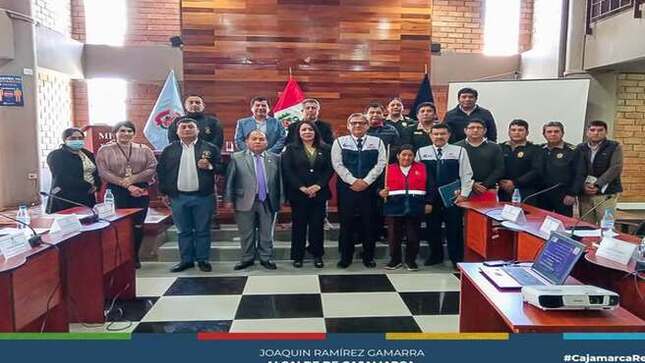 El Comité Provincial de Seguridad Ciudadana (COPROSEC) de Cajamarca llevó a cabo su sexta sesión ordinaria con una destacada participación de las instituciones integrantes. Este importante espacio de trabajo y coordinación fue organizado por la Municipalidad de Cajamarca, a través de su Secretaría Técnica.
Durante la sesión, se evaluaron los avances en materia de seguridad ciudadana y se ratificó el compromiso de continuar con los trabajos establecidos en la reunión anterior. En esta oportunidad, se centraron en la planificación y ejecución de estrategias orientadas a garantizar la seguridad en las festividades de fin de año, buscando promover un ambiente seguro y ordenado para la ciudadanía.
COPROSEC reafirma su compromiso con el bienestar de la población cajamarquina, sumando esfuerzos interinstitucionales para fortalecer la seguridad en la provincia.