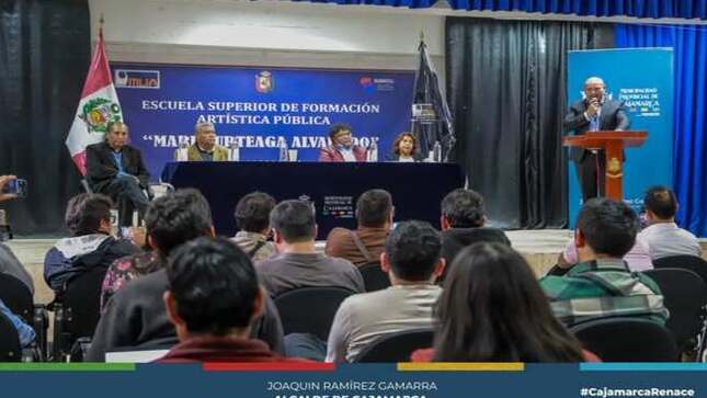 Esta tarde, en una conferencia de prensa realizada en el auditorio de la Escuela Superior de Arte Pública "Mario Urteaga Alva", nuestro alcalde provincial Joaquín Ramírez lanzó el concurso oficial para seleccionar la pintura que servirá como afiche del esperado 𝐂𝐀𝐑𝐍𝐀𝐕𝐀𝐋 ❞𝐒𝐈𝐍 𝐈𝐆𝐔𝐀𝐋❞ 2025.
🎉 Todos los artistas, tanto emergentes como consagrados, están invitados a participar y dejar su huella en esta celebración que resalta la cultura y la alegría de nuestra ciudad. Un premio DE S/.10.000 dividido en 4 puestos a las mejores pinturas que muestren el arte emblemático de Cajamarca.