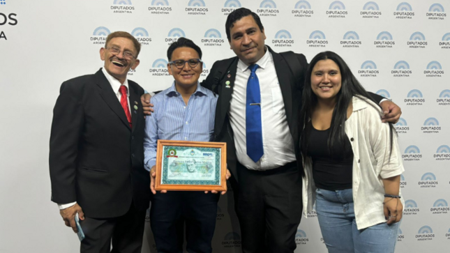 Artista plástico peruano es reconocido con el “Premio Padre Carlos Mugica” por fortalecer los vínculos culturales en Argentina