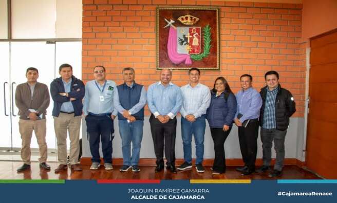 ๐ข Tras una reuniรณn encabezada por el alcalde provincial de Cajamarca, Joaquรญn Ramรญrez Gamarra, y representantes del Ministerio de Transportes y Comunicaciones y la Concesionaria Vial Sierra Norte, se acordรณ el inicio de acciones concretas para mejorar la transitabilidad en toda la vรญa de evitamiento sur.
Asรญ, tras la gestiรณn del alcalde provincial, desde el lunes 09 al 20 de diciembre, se ejecutarรกn trabajos de mejora en la Vรญa de Evitamiento Sur, en el tramo que abarca desde el Jr. Misiรณn Bautista hasta la Av. Atahualpa (รvalo Musical).
La actual gestiรณn edil solicita a la poblaciรณn comprensiรณn y paciencia mientras se realizan estas obras de gran importancia para la conectividad de la regiรณn.
De esta manera, el alcalde provincial de Cajamarca, Joaquรญn Ramรญrez, reafirma su compromiso con atender de manera urgente esta importante vรญa que, tras mรกs de una dรฉcada de abandono, hoy por fin tendrรก el mantenimiento adecuado y permanente en beneficio de la ciudadanรญa.