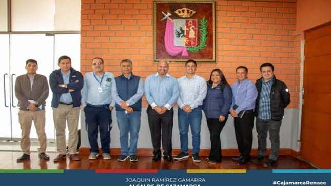 📢 Tras una reunión encabezada por el alcalde provincial de Cajamarca, Joaquín Ramírez Gamarra, y representantes del Ministerio de Transportes y Comunicaciones y la Concesionaria Vial Sierra Norte, se acordó el inicio de acciones concretas para mejorar la transitabilidad en toda la vía de evitamiento sur.
Así, tras la gestión del alcalde provincial, desde el lunes 09 al 20 de diciembre, se ejecutarán trabajos de mejora en la Vía de Evitamiento Sur, en el tramo que abarca desde el Jr. Misión Bautista hasta la Av. Atahualpa (Óvalo Musical).
La actual gestión edil solicita a la población comprensión y paciencia mientras se realizan estas obras de gran importancia para la conectividad de la región.
De esta manera, el alcalde provincial de Cajamarca, Joaquín Ramírez, reafirma su compromiso con atender de manera urgente esta importante vía que, tras más de una década de abandono, hoy por fin tendrá el mantenimiento adecuado y permanente en beneficio de la ciudadanía.