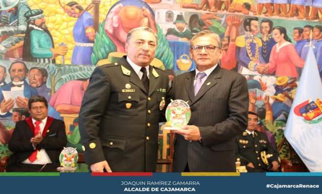 En representación del alcalde Joaquin Ramírez Gamarra, el coronel del Ejército Peruano (r) Jorge Luis Salazar Pérez acompañó a nuestra valiente Policía Nacional del Perú en la celebración de su 36º aniversario, reafirmando nuestro compromiso de seguir trabajando juntos por la seguridad y bienestar de nuestros vecinos.
Agradecemos al general Walter Calla Delgado por el reconocimiento otorgado a nuestra Municipalidad Provincial de Cajamarca. Este logro es una muestra de que, con unidad y esfuerzo compartido, construimos una ciudad más segura para todos.