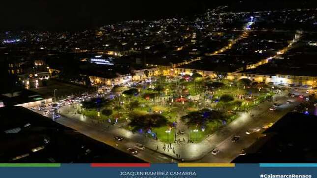 Una vista espectacular desde el cielo: la Plaza de Armas de Cajamarca brilla como nunca con su imponente árbol navideño y sus deslumbrantes adornos que llenan de magia y alegría esta hermosa ciudad.
📸 Capturada por un drone en la noche, esta imagen resalta el espíritu navideño que nos une y embellece uno de los lugares más icónicos de Cajamarca.
👉 𝗩𝗲𝗻 𝗮 𝗱𝗶𝘀𝗳𝗿𝘂𝘁𝗮𝗿 𝗱𝗲 𝗲𝘀𝘁𝗮 𝗺𝗮𝗿𝗮𝘃𝗶𝗹𝗹𝗮 𝘆 𝘀𝗶𝗲𝗻𝘁𝗲 𝗲𝗹 𝗲𝘀𝗽í𝗿𝗶𝘁𝘂 𝗱𝗲 𝗹𝗮 𝗡𝗮𝘃𝗶𝗱𝗮𝗱 𝗲𝗻 𝗰𝗮𝗱𝗮 𝗿𝗶𝗻𝗰ó𝗻 🎅🌟