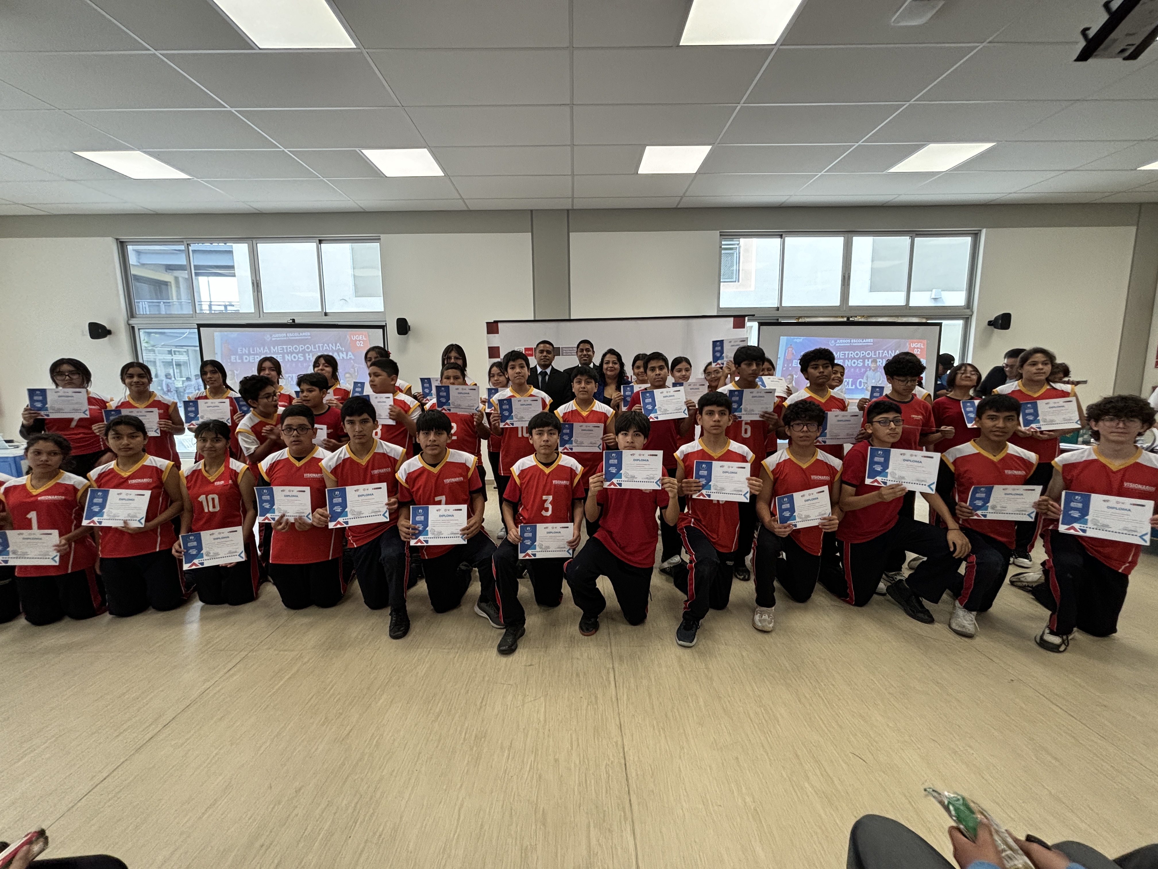 estudiantes con sus diplomas de reconocimiento
