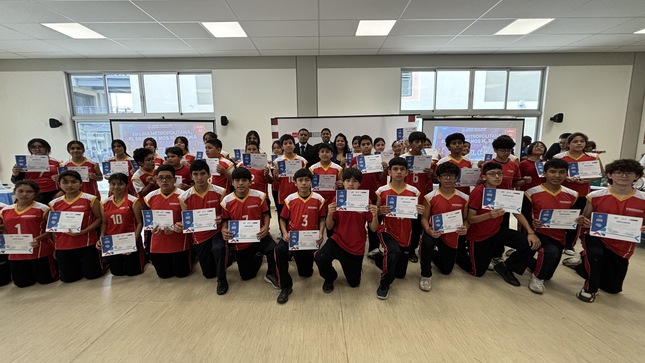 estudiantes con sus diplomas de reconocimiento