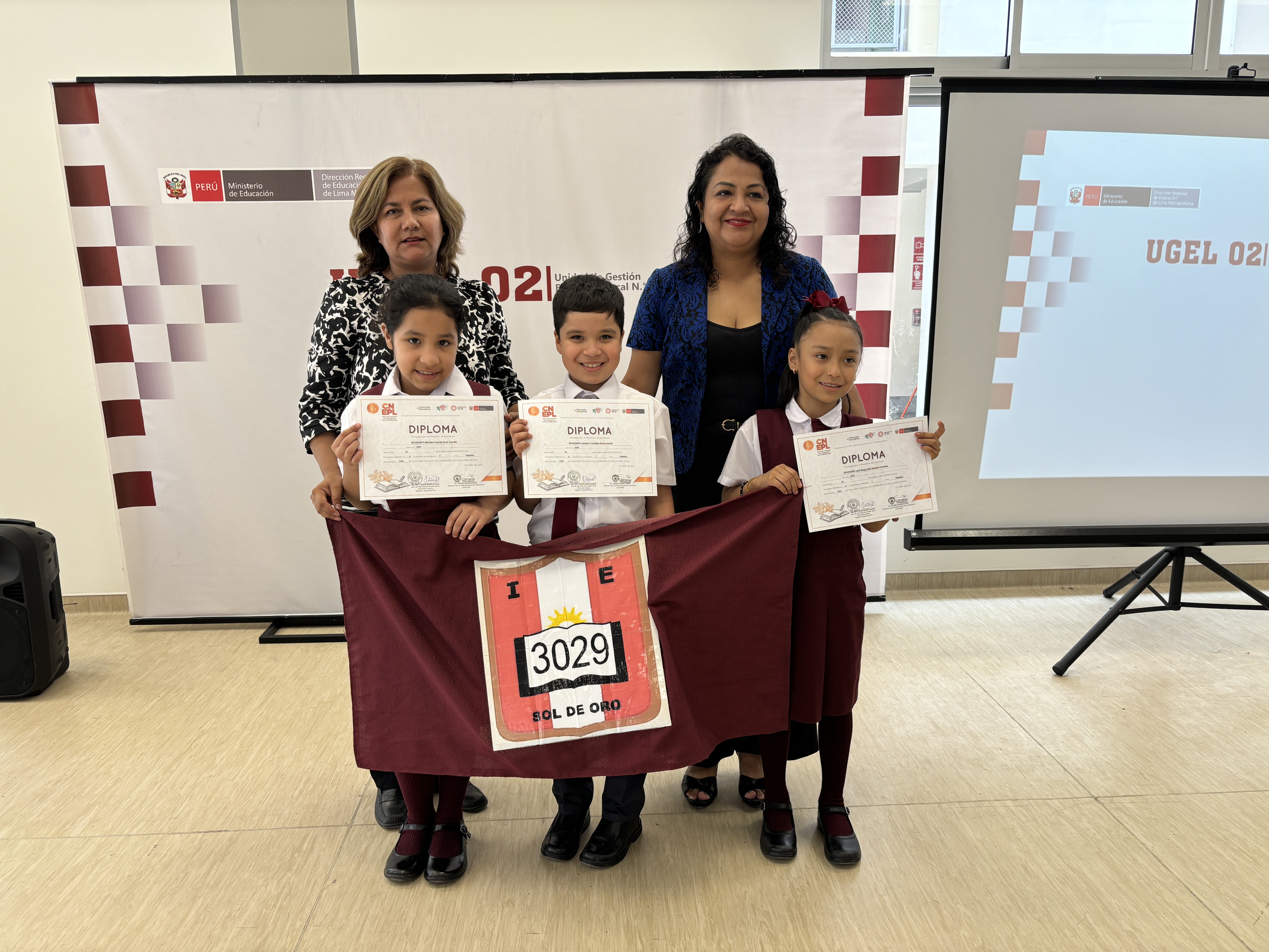 estudiantes con sus diplomas de reconocimiento