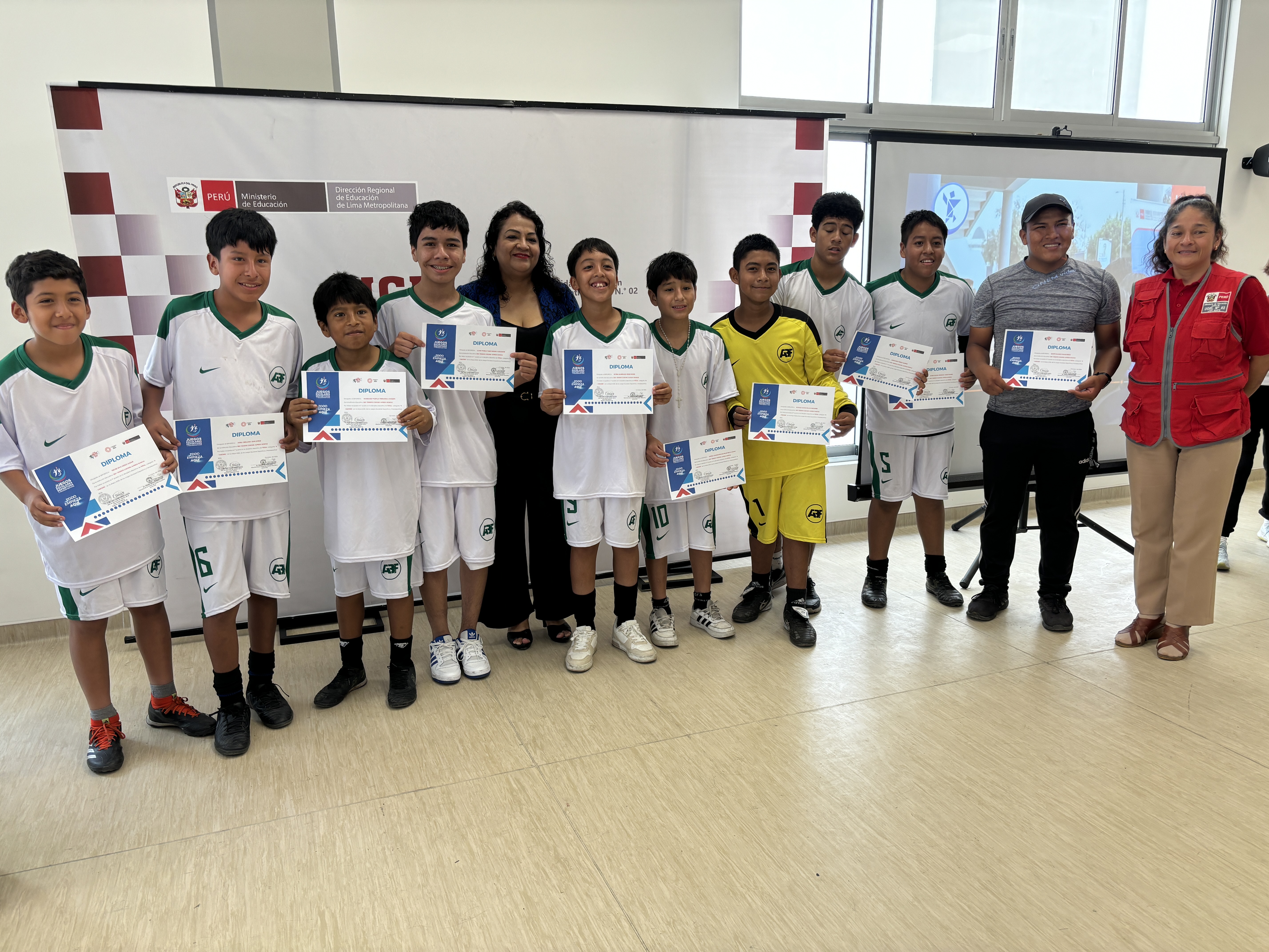 estudiantes con sus diplomas de reconocimiento