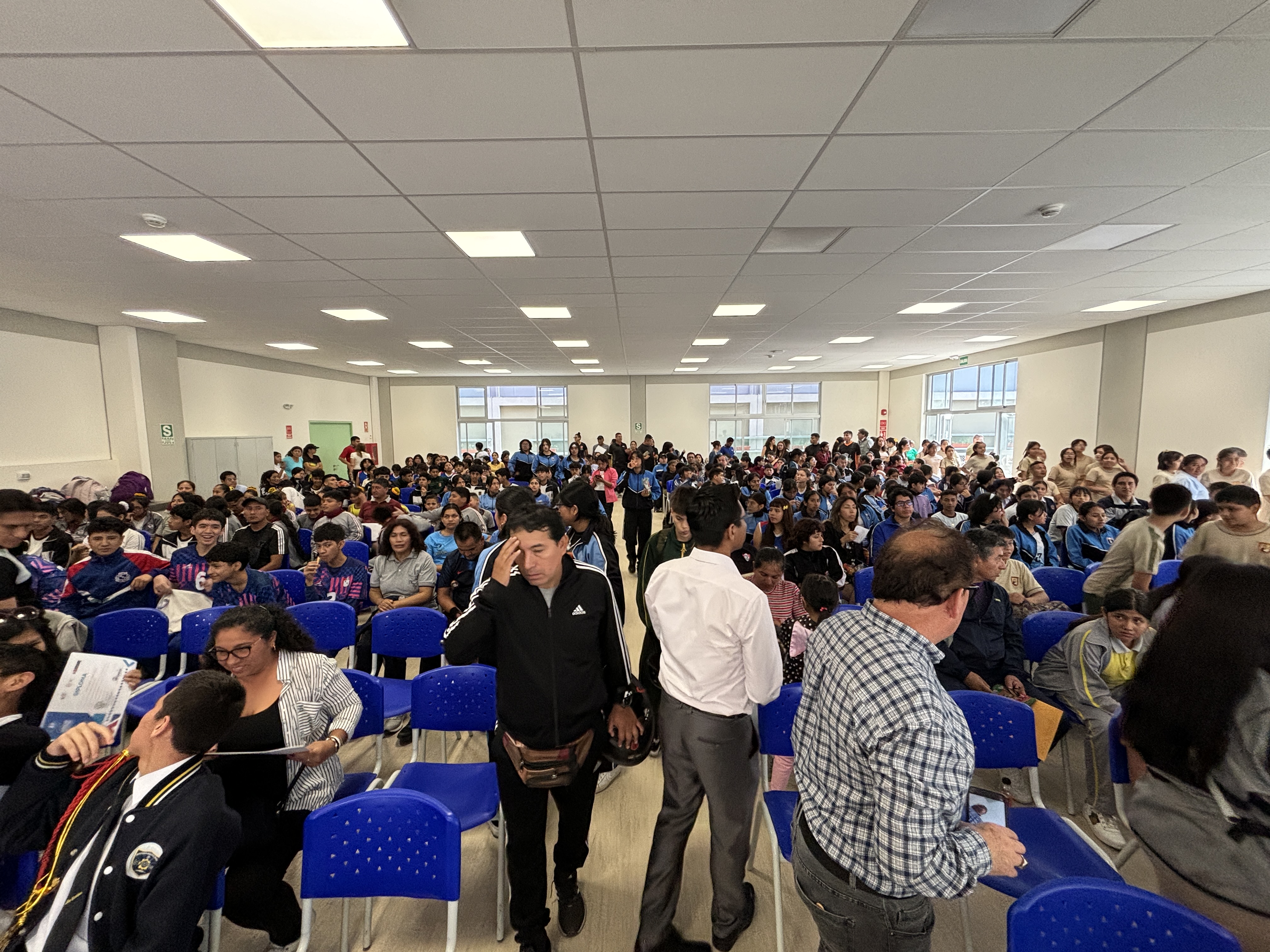estudiantes en el auditorio de la IE Rosa Merino