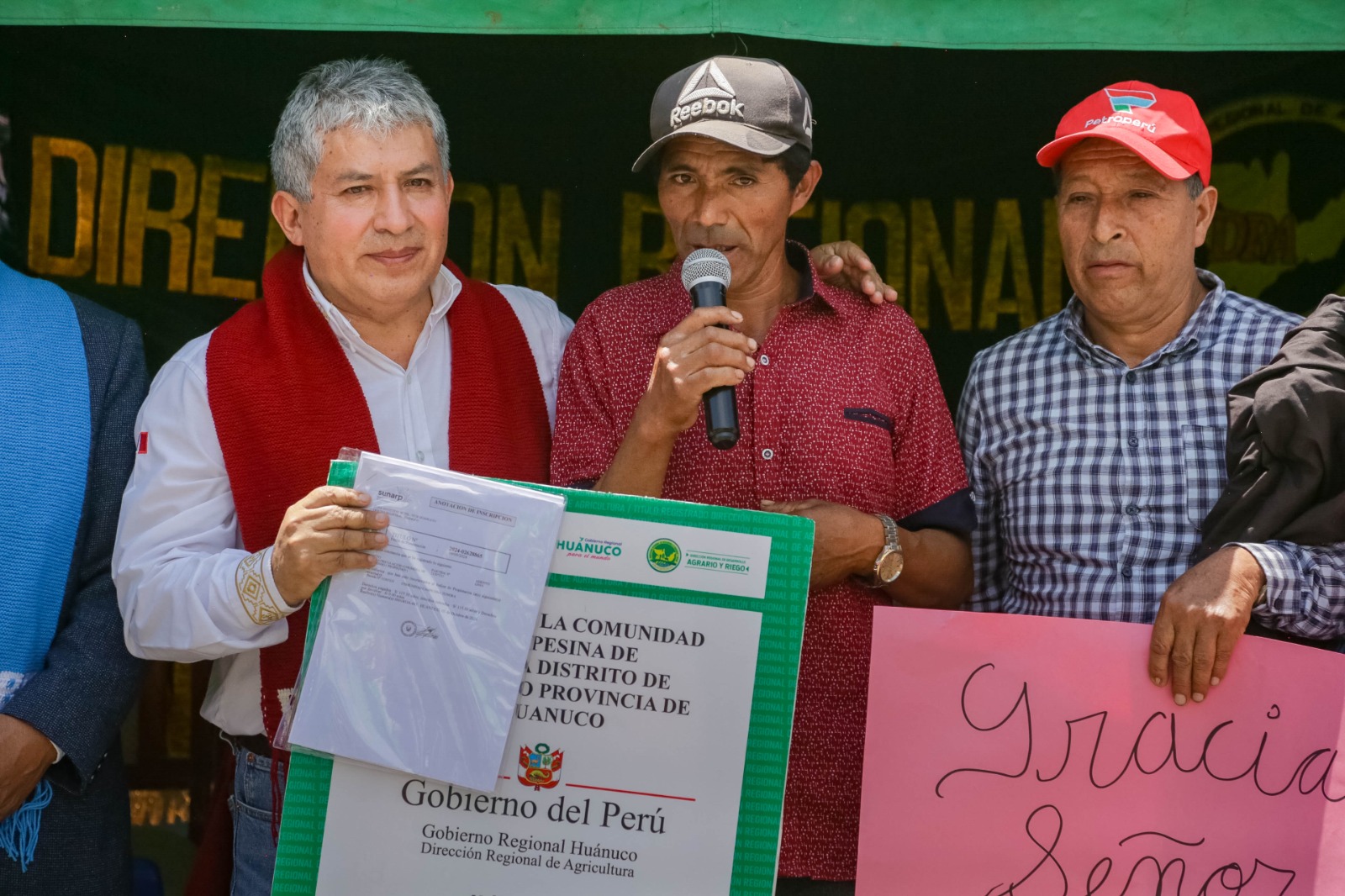 ENTRE DE TÍTULOS DE PROPIEDAD A COMUNIDADES CAMPESINAS