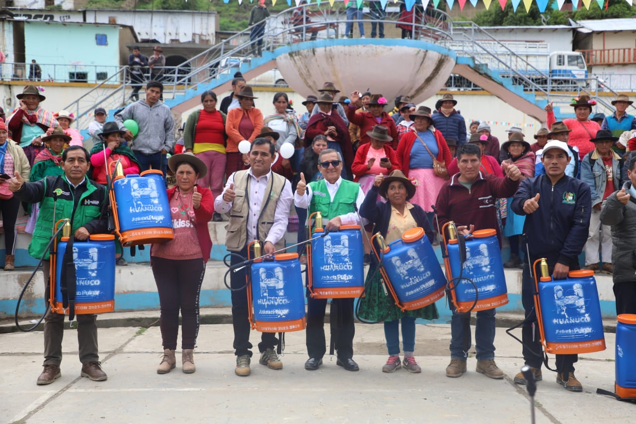 ENTREGA DE MOCHILAS FUMIGADORAS Y HERRAMIENTAS AGRÍCOLAS