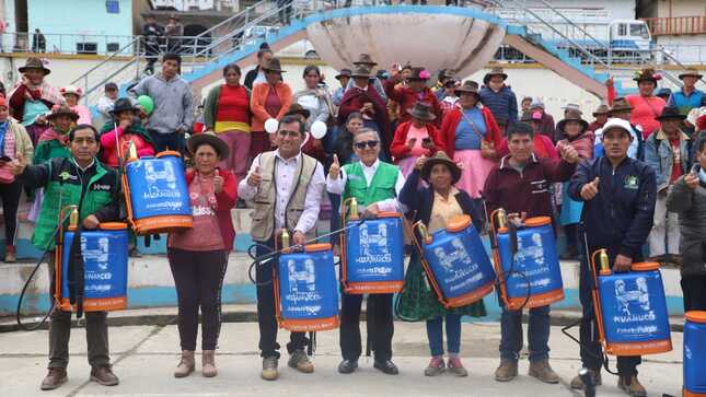 ENTREGA DE MOCHILAS FUMIGADORAS Y HERRAMIENTAS AGRÍCOLAS