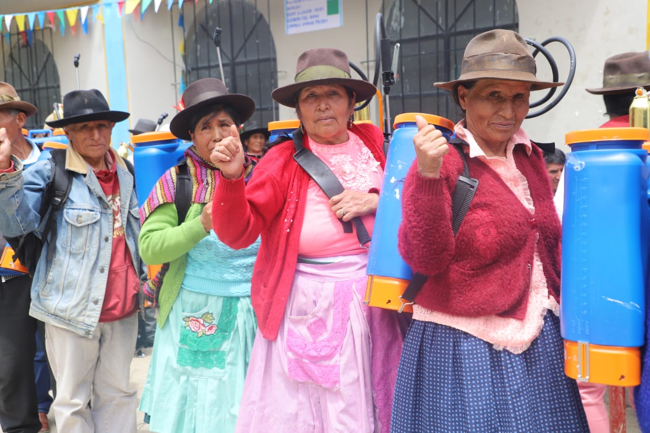 ENTREGA DE MOCHILAS FUMIGADORAS Y HERRAMIENTAS AGRÍCOLAS