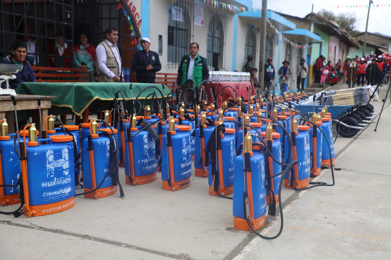 ENTREGA DE MOCHILAS FUMIGADORAS Y HERRAMIENTAS AGRÍCOLAS