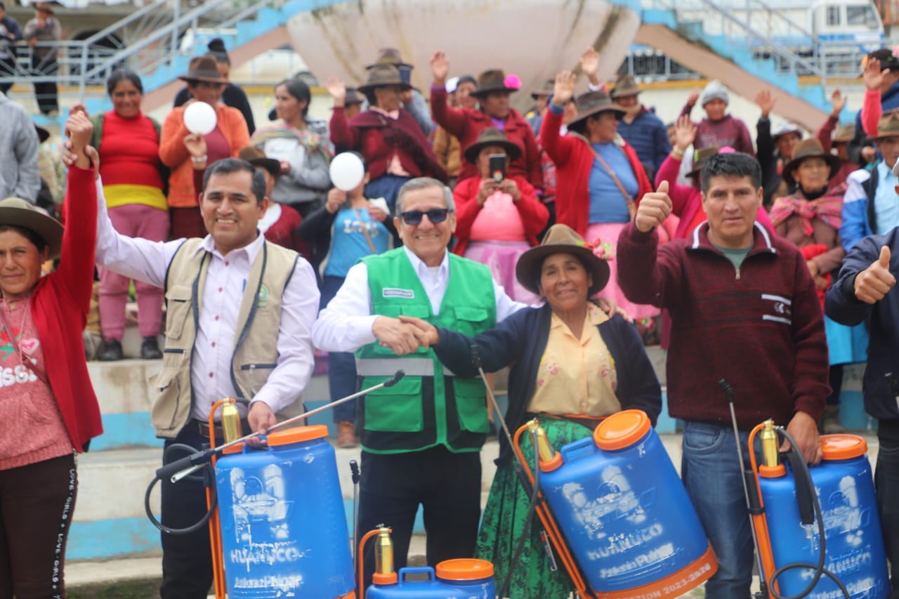 ENTREGA DE MOCHILAS FUMIGADORAS Y HERRAMIENTAS AGRÍCOLAS