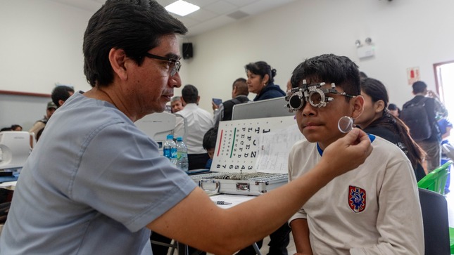 ENTREGA DE LENTES A ESCOLARES DE HUÁNUCO