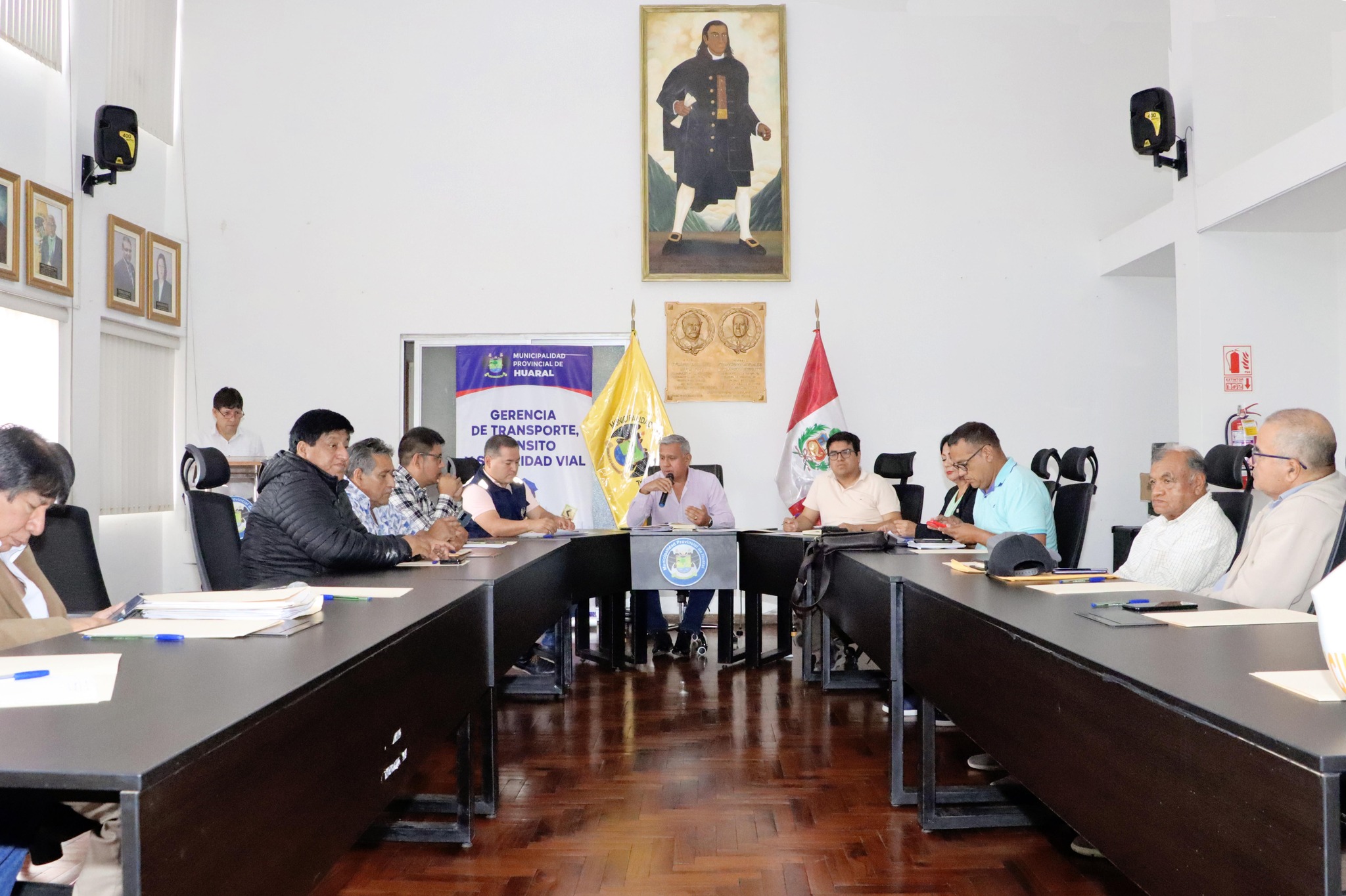Alcalde Fernando C谩rdenas lidera reuni贸n Consultiva de Transporte y Tr谩nsito en Huaral