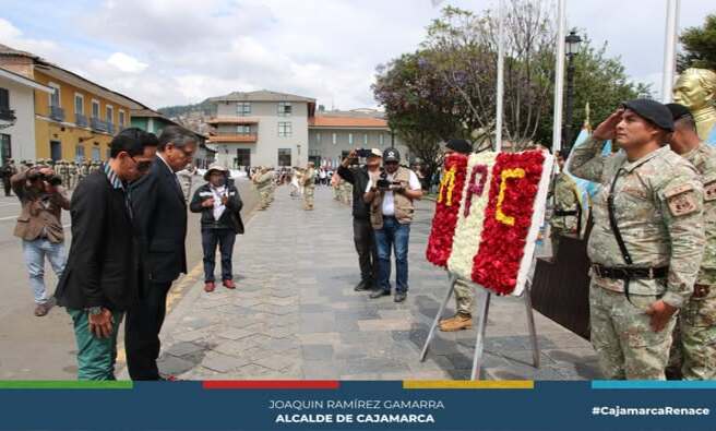 La Municipalidad Provincial de Cajamarca rindió un homenaje al Bicentenario de la Batalla de Ayacucho y al Día del Ejército del Perú con un emotivo desfile cívico-militar en la Plaza Mayor.
El 9 de diciembre de 1824 se libró la Batalla de Ayacucho, el último enfrentamiento militar entre las tropas realistas españolas y el Ejército Unido Libertador del Perú, comandado por Antonio José de Sucre. Esta victoria del Ejército Libertador fue clave para la independencia del Perú y marcó el fin de la presencia española en América del Sur.
En representación del alcalde Joaquín Ramírez Gamarra, el Coronel EP (r) Jorge Luis Salazar Pérez, Gerente de Seguridad Ciudadana, participó en la ceremonia, reafirmando el compromiso con los valores históricos y patrios del país.
Además, el Teniente Coronel EP Christian Paul Cabellos Díaz, comandante del BIM Zepita N° 7, entregó un reconocimiento al Alcalde Joaquín Ramírez Gamarra "por su constante apoyo y aprecio al glorioso, victorioso y bicentenario Batallón de Infantería Motorizado N° 7", en conmemoración del Día del Ejército y el Bicentenario de las Batallas de Junín y Ayacucho.