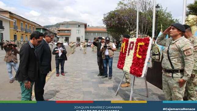 La Municipalidad Provincial de Cajamarca rindió un homenaje al Bicentenario de la Batalla de Ayacucho y al Día del Ejército del Perú con un emotivo desfile cívico-militar en la Plaza Mayor. 
El 9 de diciembre de 1824 se libró la Batalla de Ayacucho, el último enfrentamiento militar entre las tropas realistas españolas y el Ejército Unido Libertador del Perú, comandado por Antonio José de Sucre. Esta victoria del Ejército Libertador fue clave para la independencia del Perú y marcó el fin de la presencia española en América del Sur. 
En representación del alcalde Joaquín Ramírez Gamarra, el Coronel EP (r) Jorge Luis Salazar Pérez, Gerente de Seguridad Ciudadana, participó en la ceremonia, reafirmando el compromiso con los valores históricos y patrios del país. 
Además, el Teniente Coronel EP Christian Paul Cabellos Díaz, comandante del BIM Zepita N° 7, entregó un reconocimiento al Alcalde Joaquín Ramírez Gamarra "por su constante apoyo y aprecio al glorioso, victorioso y bicentenario Batallón de Infantería Motorizado N° 7", en conmemoración del Día del Ejército y el Bicentenario de las Batallas de Junín y Ayacucho.