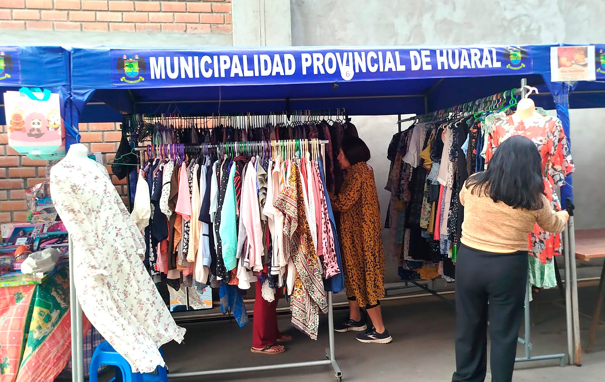 Vecino huaralino visita la Feria Navideรฑa ยกYo le compro a mi Huaral!