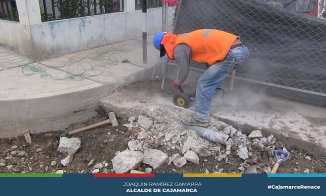 Los trabajos que se vienen realizando en la Prolongación Tayabamba avanzan sin dificultad aprovechando que el clima está a favor, habiendo concluido con las veredas y la pista de la vía estando ya a más del 85% de avance.
El Ing. Residente Alejandro Minchan Castañeda nos informó d ellos trabajos que vienen realizando y que comenzarían con la demolición del canal y así seguirán con los trabajos y que en el plazo determinado por el expediente estarían entregando ya la obra.