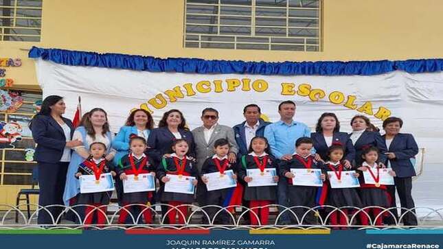 Hoy se llevó a cabo una emocionante simulación de elecciones municipales en el Jardín Santa Teresita, donde los niños tuvieron la oportunidad de elegir a sus regidores y alcalde, quienes gobernarán a partir del 2025.
La actividad fue enriquecedora y contó con la participación de nuestros regidores: Jorge Luis Rojas Alcalde, Segundo Castañeda Díaz, y Eugenio Cruzado Bardales, quienes guiaron a los pequeños en este proceso democrático.
Felicidades a todos los participantes por dar un paso hacia el futuro y aprender sobre la importancia de la ciudadanía activa. ¡Juntos construimos una mejor Cajamarca!