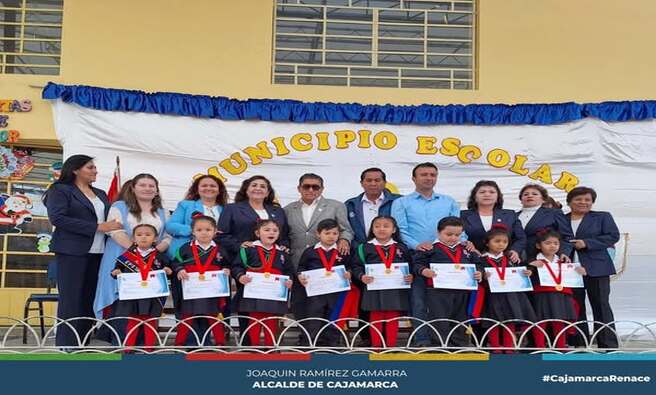 Celebramos el valioso trabajo de un grupo de jΓ³venes cajamarquinos del colectivo βHombres por la Igualdadβ, quienes fueron reconocidos por su participaciΓ³n en el programa Aurora del Ministerio de la Mujer y Poblaciones Vulnerables. Este esfuerzo es fundamental para prevenir y erradicar la violencia contra la mujer y su familia.
En el acto, Elsa Abanto de la Gerencia de Desarrollo Social, resaltΓ³ el compromiso de la Municipalidad Provincial de Cajamarca en la defensa de los derechos de las mujeres, bajo la gestiΓ³n de nuestro alcalde JoaquΓn RamΓrez.
La labor del colectivo es vital para abrir espacios de diΓ‘logo y promover mejores condiciones de vida para todas.