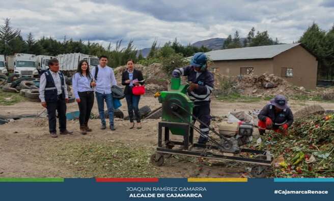 Hoy, estudiantes de Doctorado de la UAGRO de México visitaron nuestra Planta de Compostaje de Residuos Sólidos en Venecia. Allí, se transforman residuos orgánicos de mercados, domicilios y comercios con un sistema natural eficiente que elimina olores y convierte estos desechos en compost en tan solo 12 semanas.
A través de nuestra Gerencia de Desarrollo Ambiental, seguimos comprometidos con el cuidado del medio ambiente, convirtiendo residuos en recursos valiosos. 🌍
𝗗𝗮𝘁𝗼 𝗶𝗺𝗽𝗼𝗿𝘁𝗮𝗻𝘁𝗲: 𝗔𝗰𝘁𝘂𝗮𝗹𝗺𝗲𝗻𝘁𝗲, 𝘃𝗮𝗹𝗼𝗿𝗶𝘇𝗮𝗺𝗼𝘀 𝗺á𝘀 𝗱𝗲 𝟭𝟬𝟬 𝗧𝗡 𝗺𝗲𝗻𝘀𝘂𝗮𝗹𝗲𝘀, 𝘆 𝗻𝘂𝗲𝘀𝘁𝗿𝗮 𝗺𝗲𝘁𝗮 𝗲𝘀 𝘀𝘂𝗽𝗲𝗿𝗮𝗿 𝗹𝗮𝘀 𝟭𝟬𝟬𝟬 𝗧𝗡 𝗱𝗲 𝗿𝗲𝘀𝗶𝗱𝘂𝗼𝘀 𝗼𝗿𝗴á𝗻𝗶𝗰𝗼𝘀 𝗰𝗼𝗻𝘃𝗲𝗿𝘁𝗶𝗱𝗼𝘀 𝗲𝗻 𝗰𝗼𝗺𝗽𝗼𝘀𝘁.