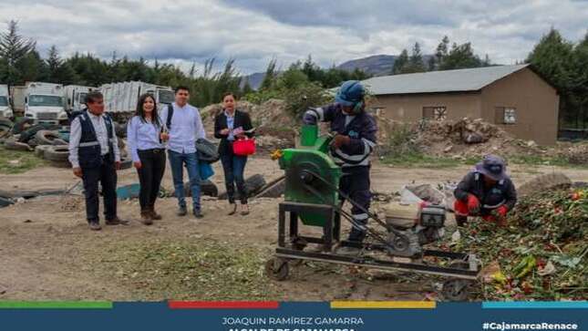 Hoy, estudiantes de Doctorado de la UAGRO de México visitaron nuestra Planta de Compostaje de Residuos Sólidos en Venecia. Allí, se transforman residuos orgánicos de mercados, domicilios y comercios con un sistema natural eficiente que elimina olores y convierte estos desechos en compost en tan solo 12 semanas.
A través de nuestra Gerencia de Desarrollo Ambiental, seguimos comprometidos con el cuidado del medio ambiente, convirtiendo residuos en recursos valiosos. 🌍
𝗗𝗮𝘁𝗼 𝗶𝗺𝗽𝗼𝗿𝘁𝗮𝗻𝘁𝗲: 𝗔𝗰𝘁𝘂𝗮𝗹𝗺𝗲𝗻𝘁𝗲, 𝘃𝗮𝗹𝗼𝗿𝗶𝘇𝗮𝗺𝗼𝘀 𝗺á𝘀 𝗱𝗲 𝟭𝟬𝟬 𝗧𝗡 𝗺𝗲𝗻𝘀𝘂𝗮𝗹𝗲𝘀, 𝘆 𝗻𝘂𝗲𝘀𝘁𝗿𝗮 𝗺𝗲𝘁𝗮 𝗲𝘀 𝘀𝘂𝗽𝗲𝗿𝗮𝗿 𝗹𝗮𝘀 𝟭𝟬𝟬𝟬 𝗧𝗡 𝗱𝗲 𝗿𝗲𝘀𝗶𝗱𝘂𝗼𝘀 𝗼𝗿𝗴á𝗻𝗶𝗰𝗼𝘀 𝗰𝗼𝗻𝘃𝗲𝗿𝘁𝗶𝗱𝗼𝘀 𝗲𝗻 𝗰𝗼𝗺𝗽𝗼𝘀𝘁.